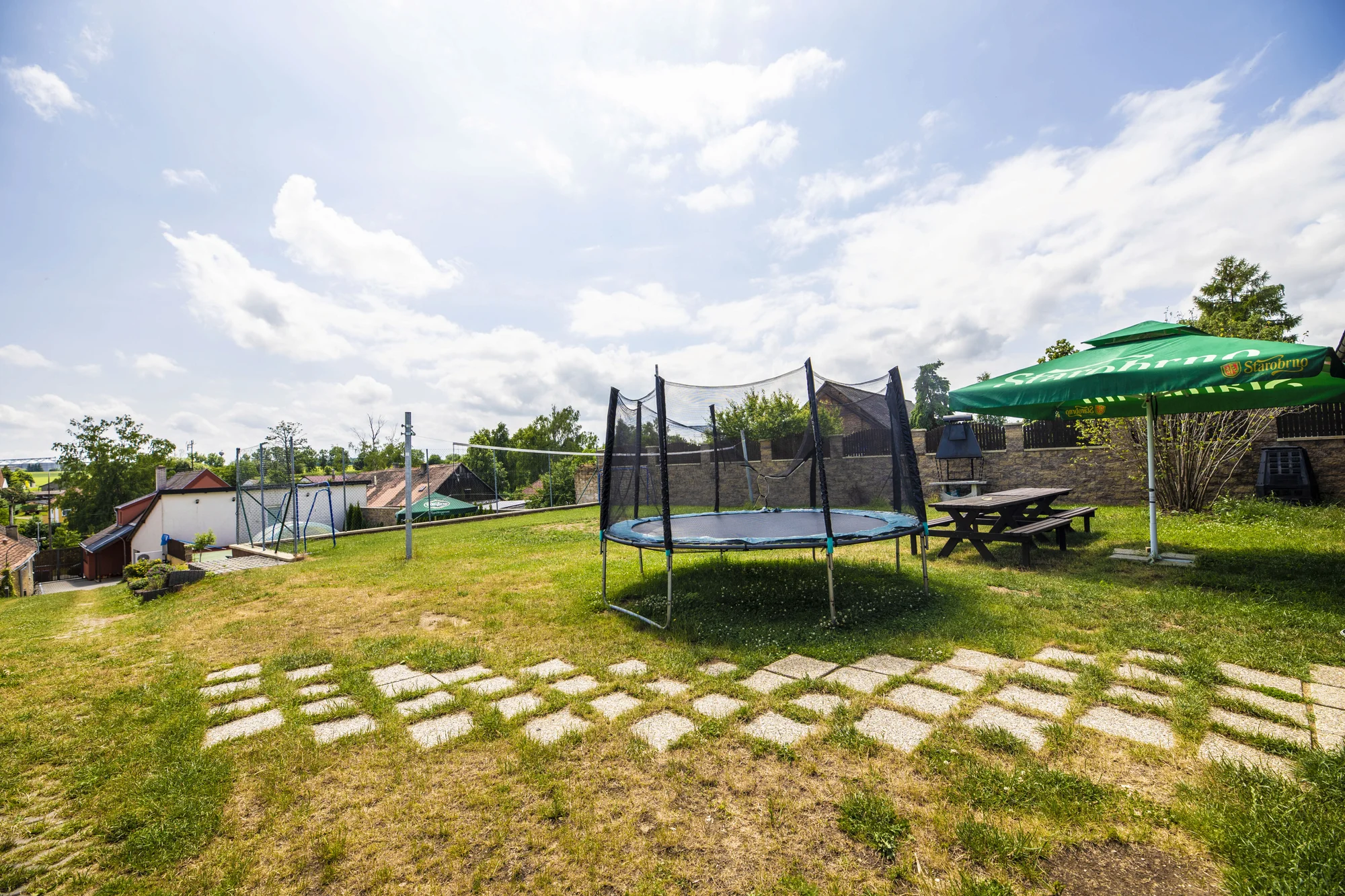 Wellness chalupa poblíž Vranova až pro 14 osob: sauna, jezírko s vodopádem i vířivka