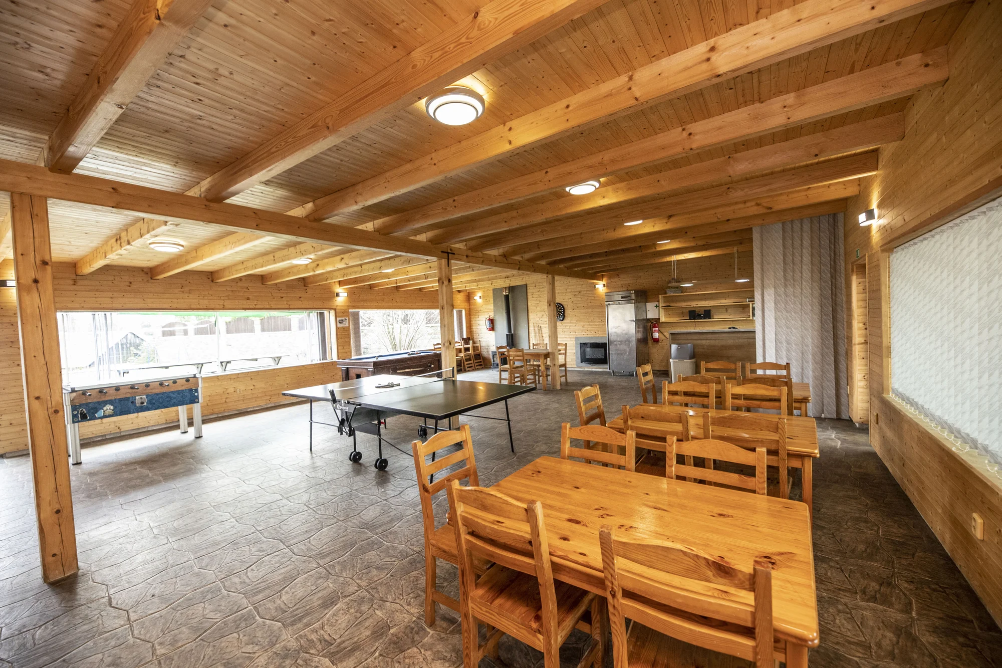 Wellness chalupa poblíž Vranova až pro 14 osob: sauna, jezírko s vodopádem i vířivka