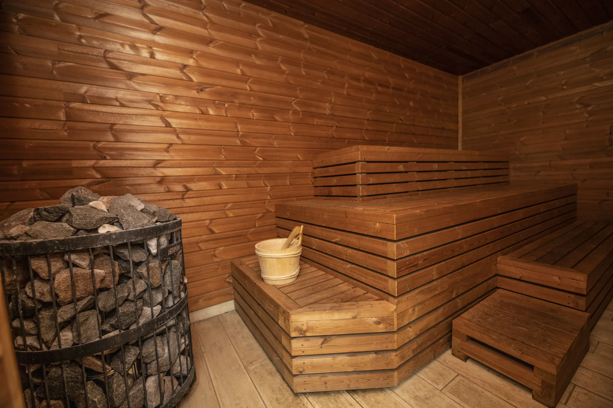Wellness chalupa poblíž Vranova až pro 14 osob: sauna, jezírko s vodopádem i vířivka