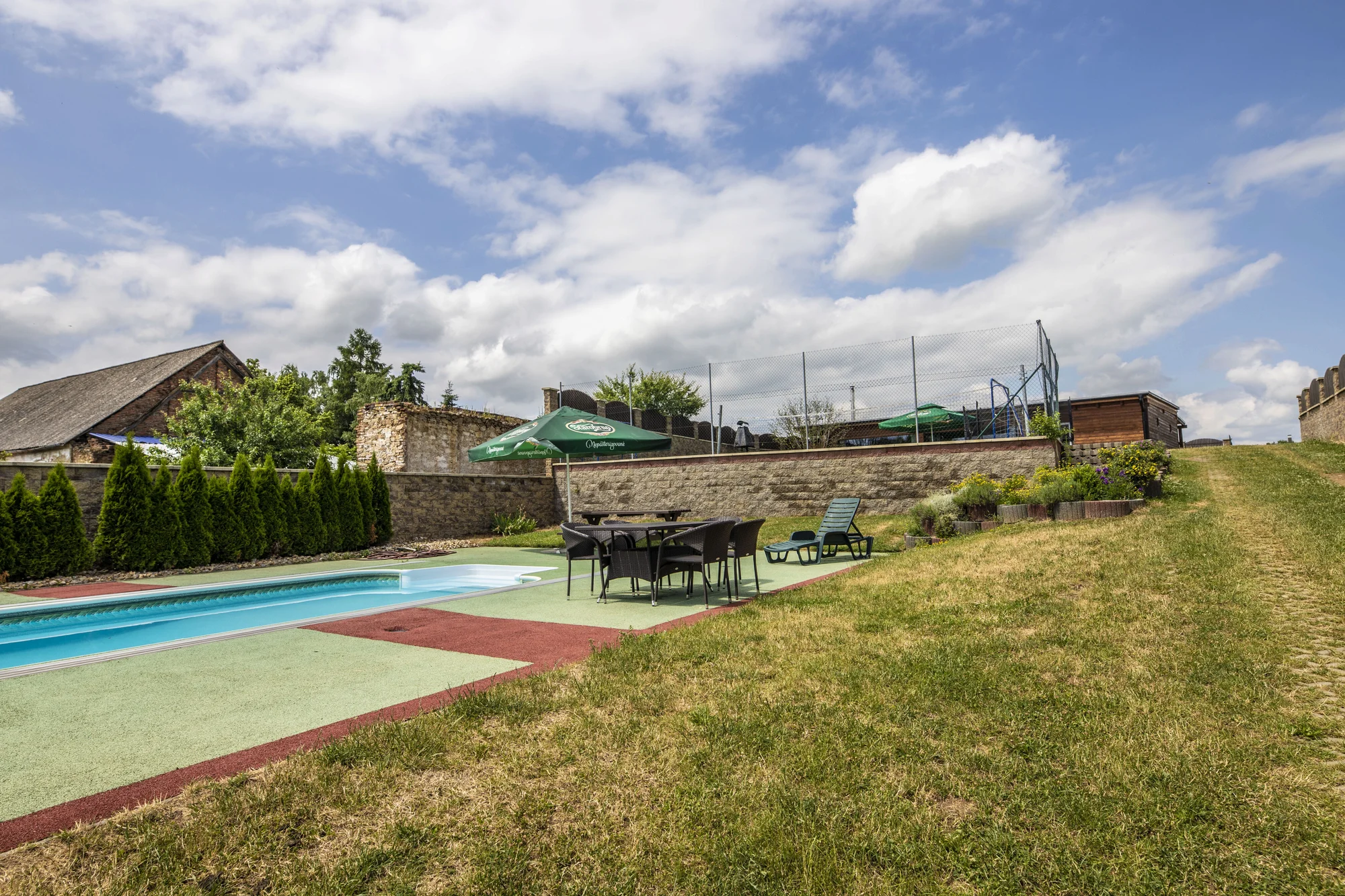 Wellness chalupa poblíž Vranova až pro 14 osob: sauna, jezírko s vodopádem i vířivka