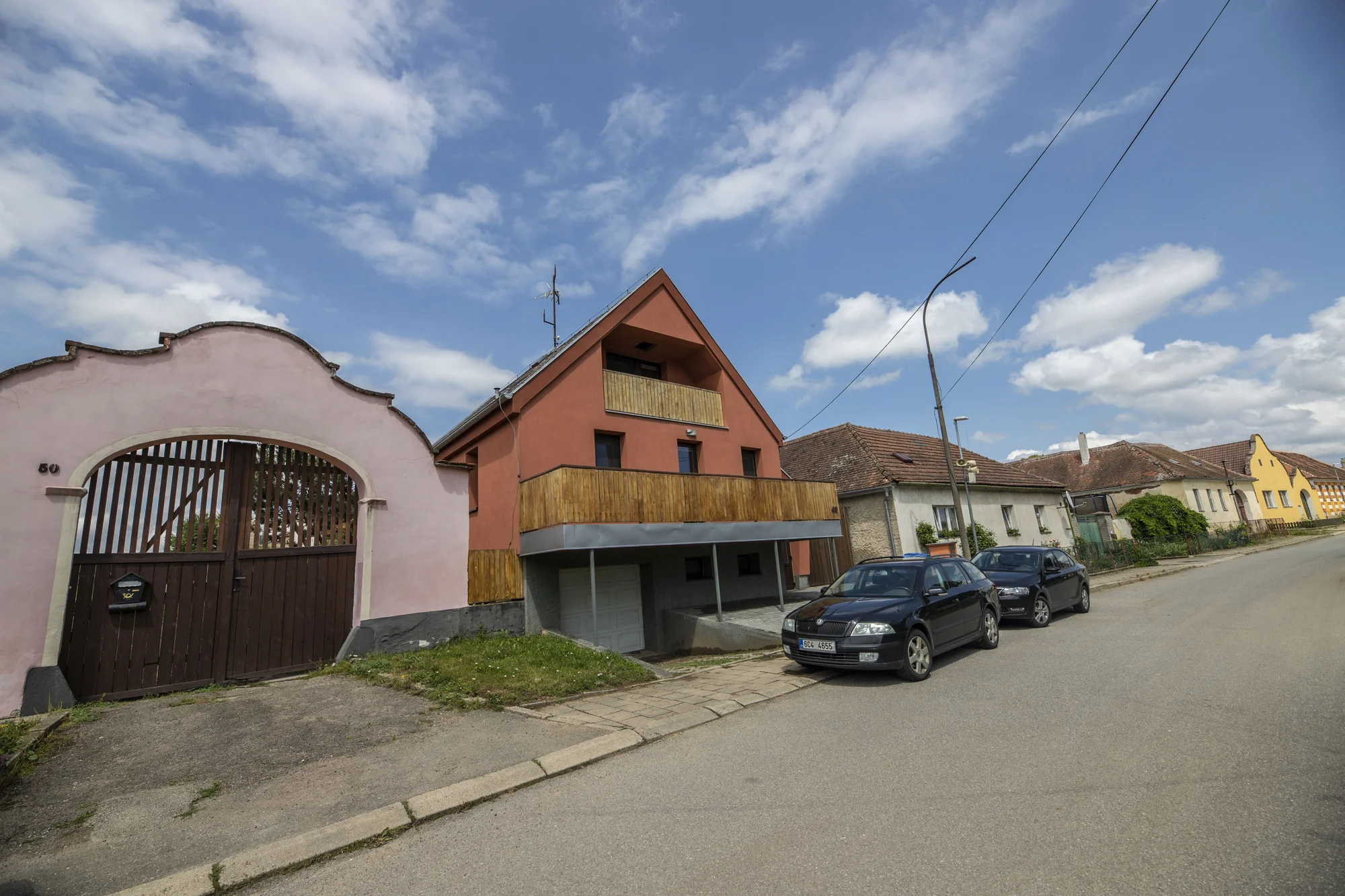 Wellness chalupa poblíž Vranova až pro 14 osob: sauna, jezírko s vodopádem i vířivka