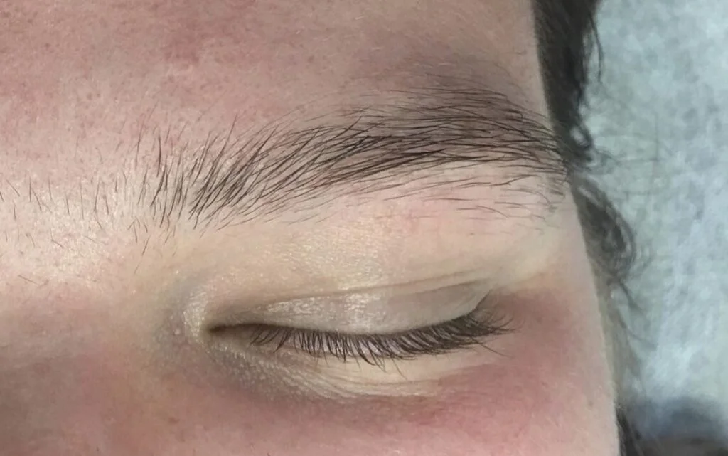Kosmetická procedura podle výběru: lash lifting řas nebo laminace obočí včetně barvení
