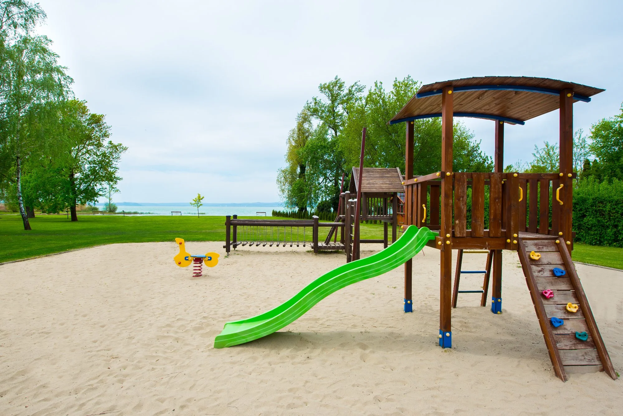 Luxusní rodinný pobyt u Balatonu: vlastní pláž, polopenze a neomezený vstup do 2 wellness center