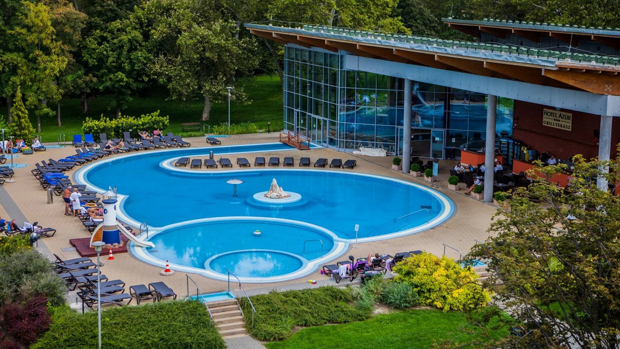 Luxusní rodinný pobyt u Balatonu: vlastní pláž, polopenze a neomezený vstup do 2 wellness center