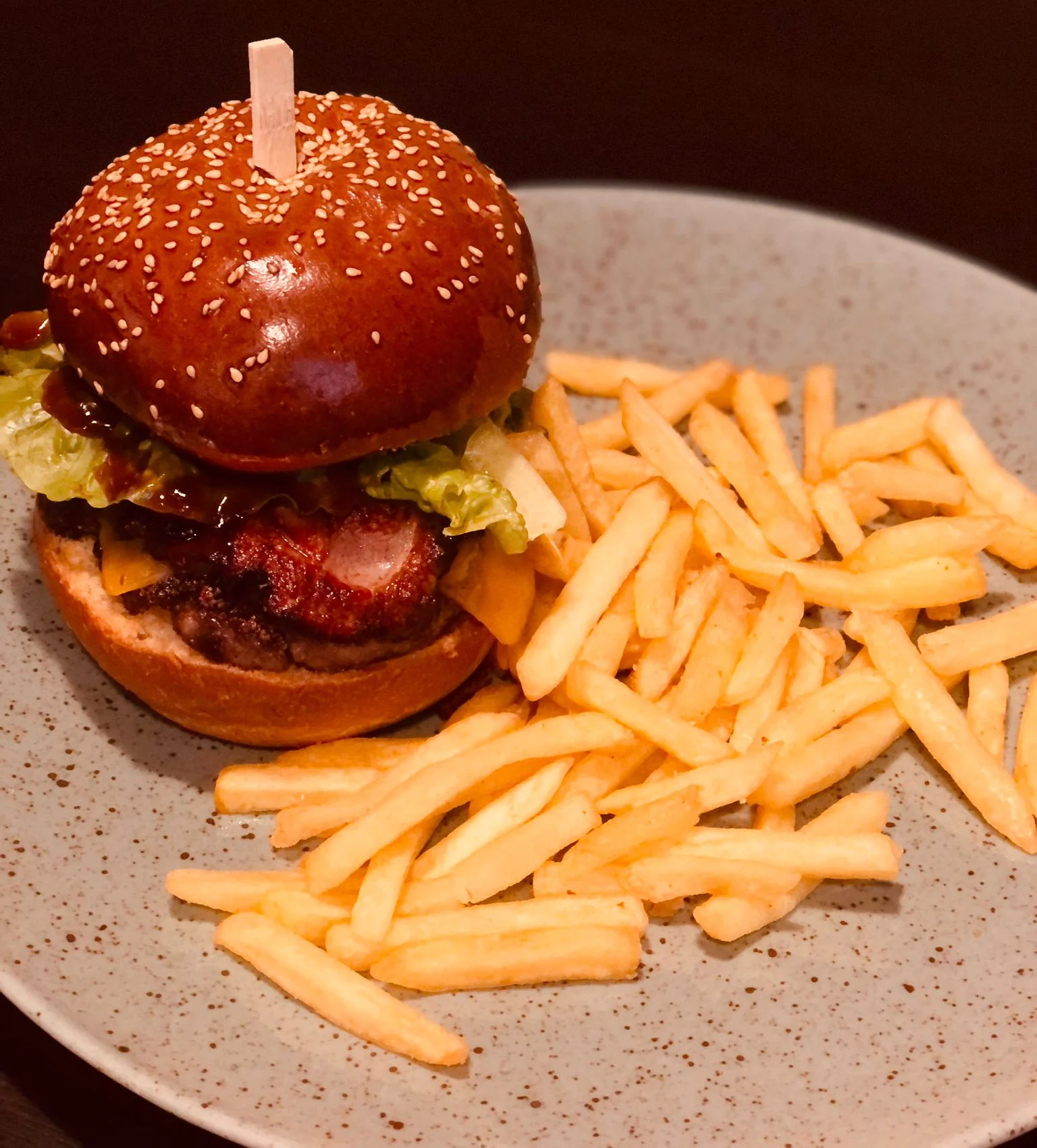 Dobrota v bulce pro 1 i 2 osoby: jelení burger nebo hovězí burger i s nápoji