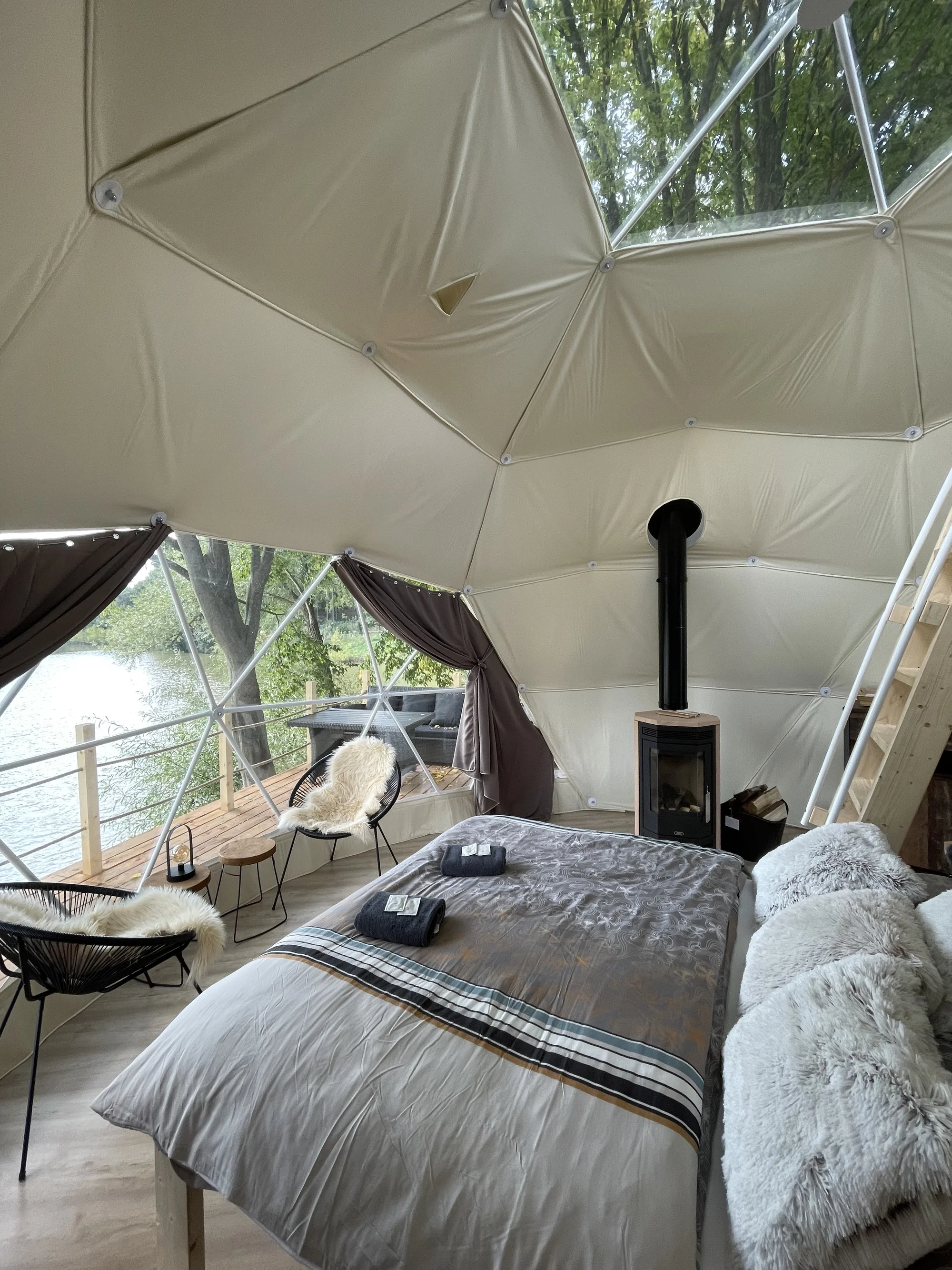 Glamping: vymazlené iglú u Prachovských skal, relax ve wellness s možností snídaňového koše