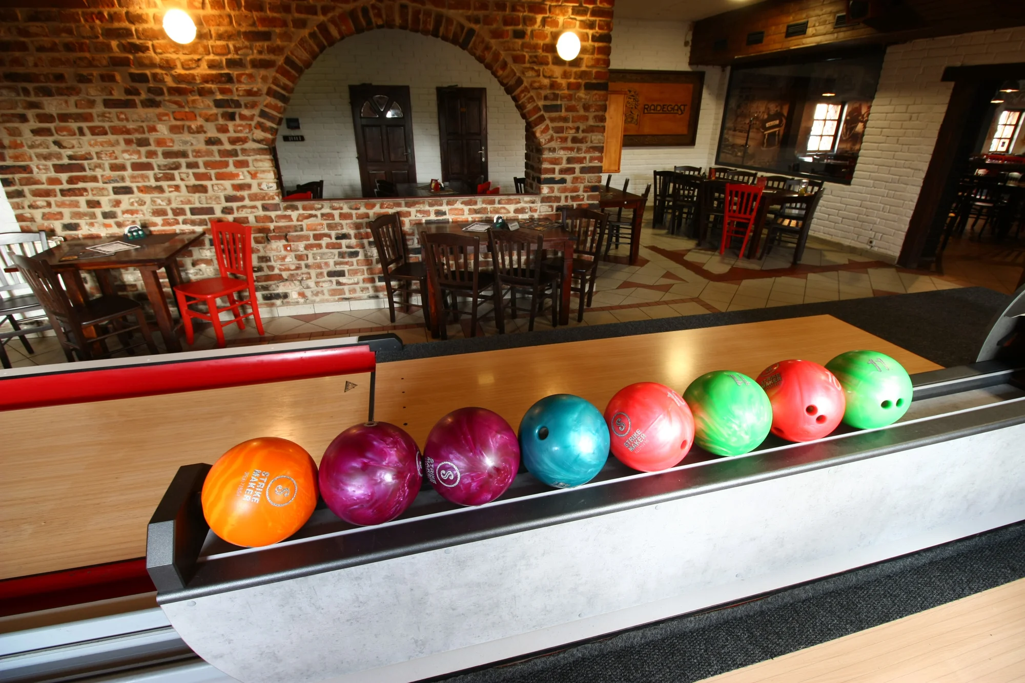 Hodina bowlingu až pro 8 osob a dvě Chacharovy pizzy podle výběru z 15 druhů