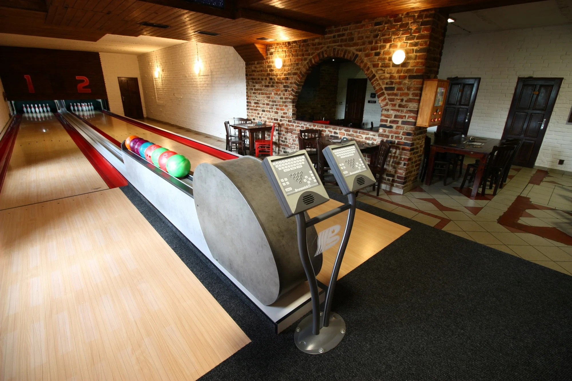 Hodina bowlingu až pro 8 osob a dvě Chacharovy pizzy podle výběru z 15 druhů
