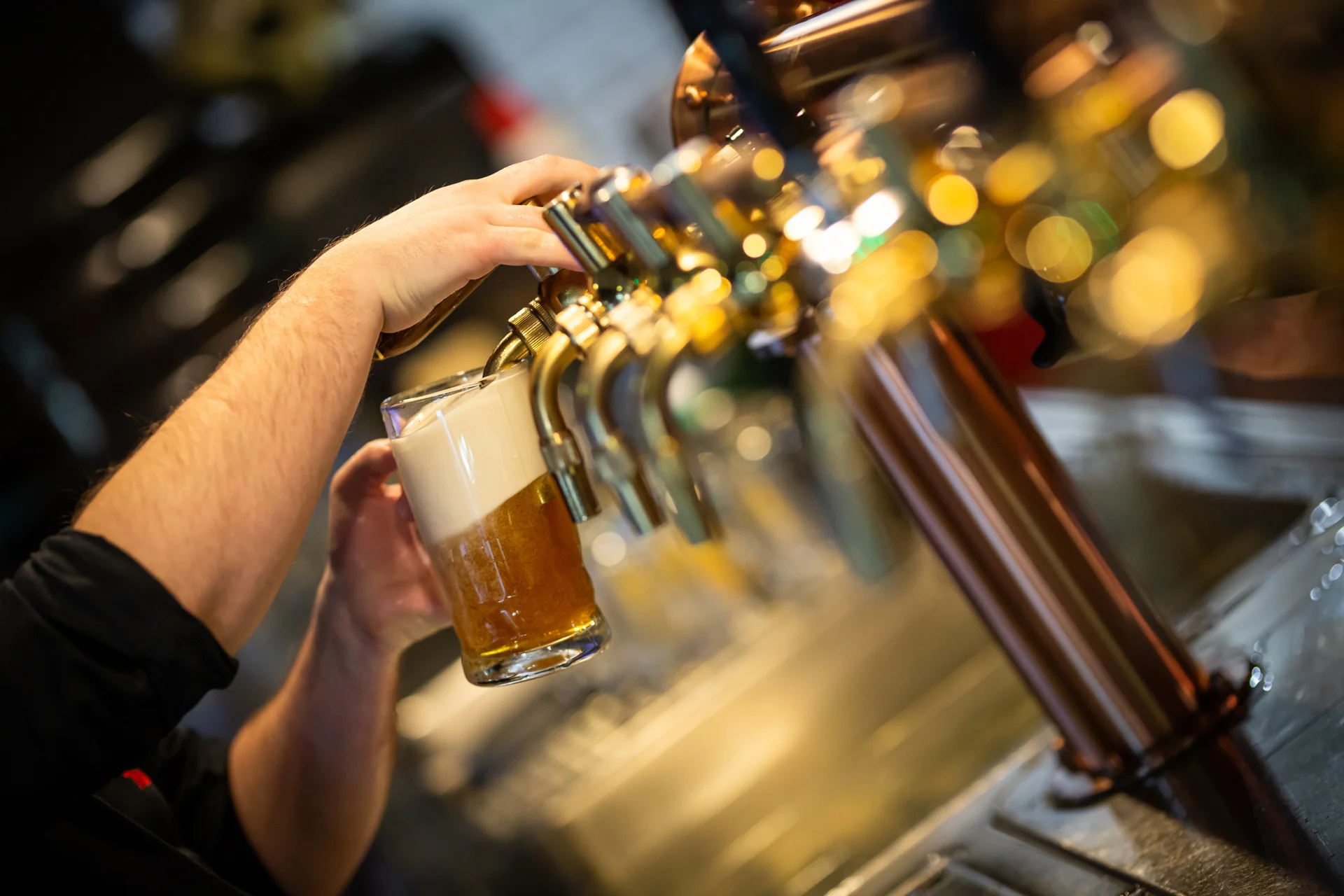Za jídlem a zábavou: Chacharova pečená kolena a pivo či bowling
