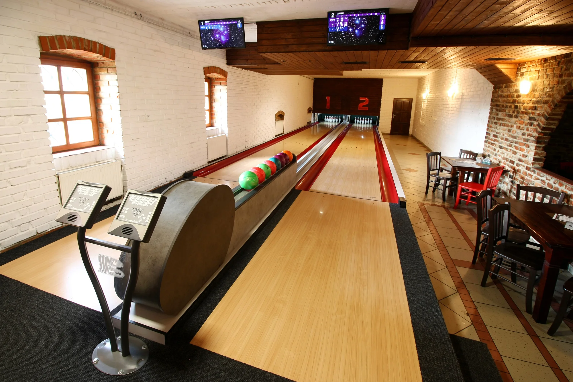 Za jídlem a zábavou: Chacharova pečená kolena a pivo či bowling
