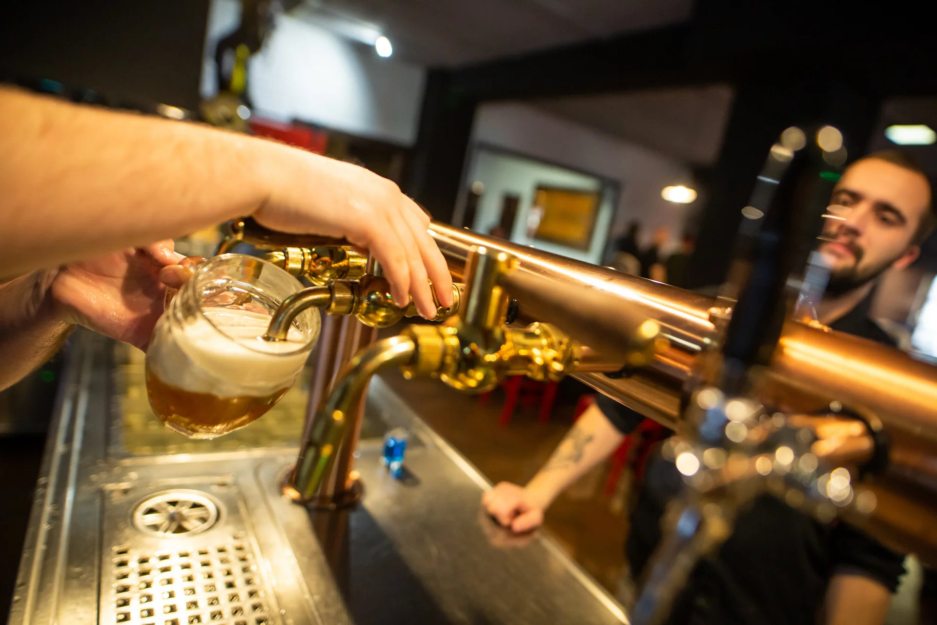 Za jídlem a zábavou: Chacharova pečená kolena a pivo či bowling