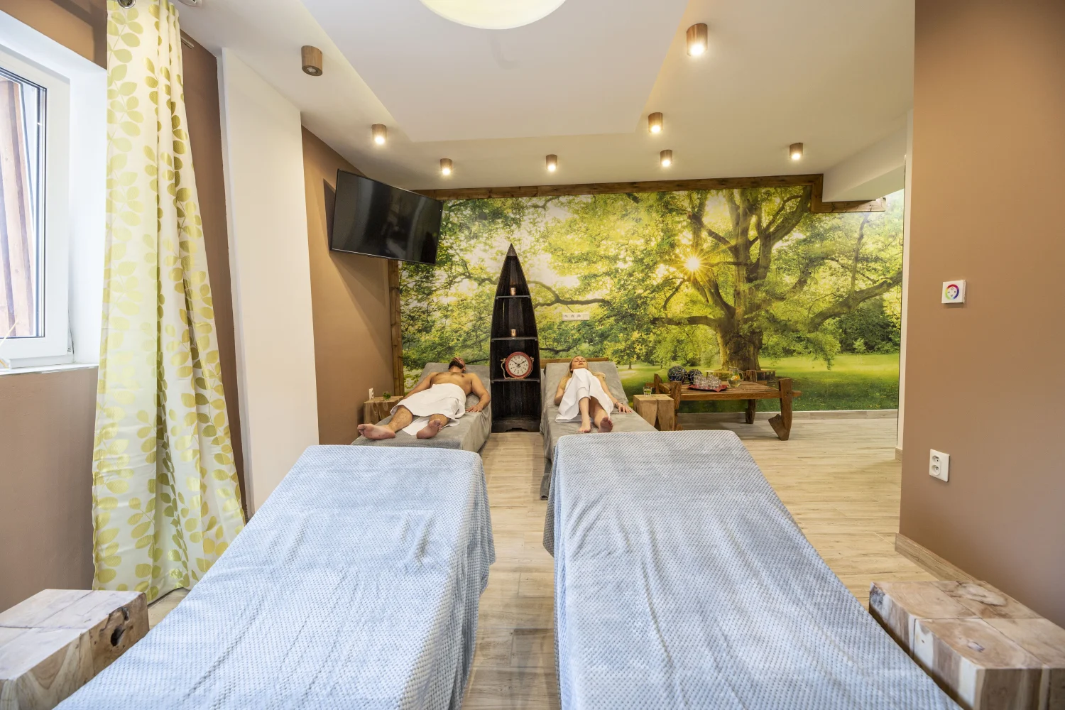 Relaxační pobyt v Rožnově: privátní lesní wellness s vířivým sudem a saunou a polopenzí