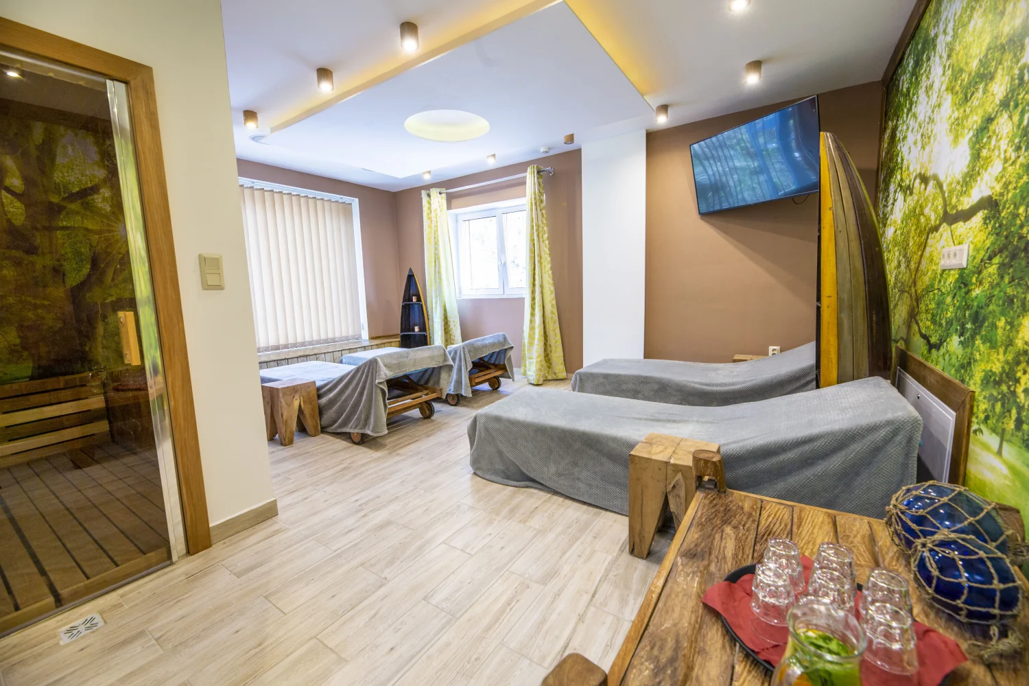 Relaxační pobyt v Rožnově: privátní lesní wellness s vířivým sudem a saunou a polopenzí