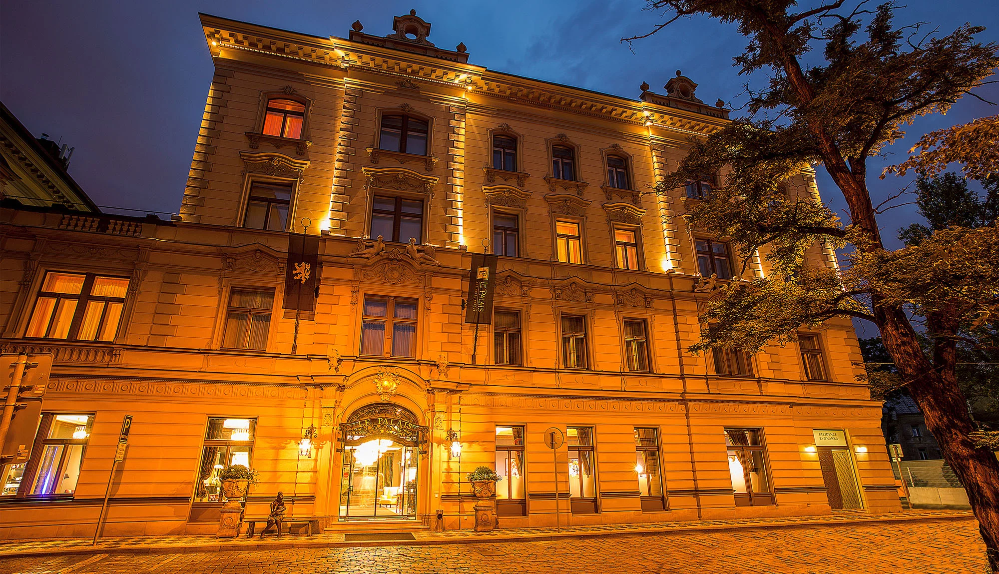 Luxusní 5* odpočinek v centru Prahy: historický hotel se snídaněmi i wellness