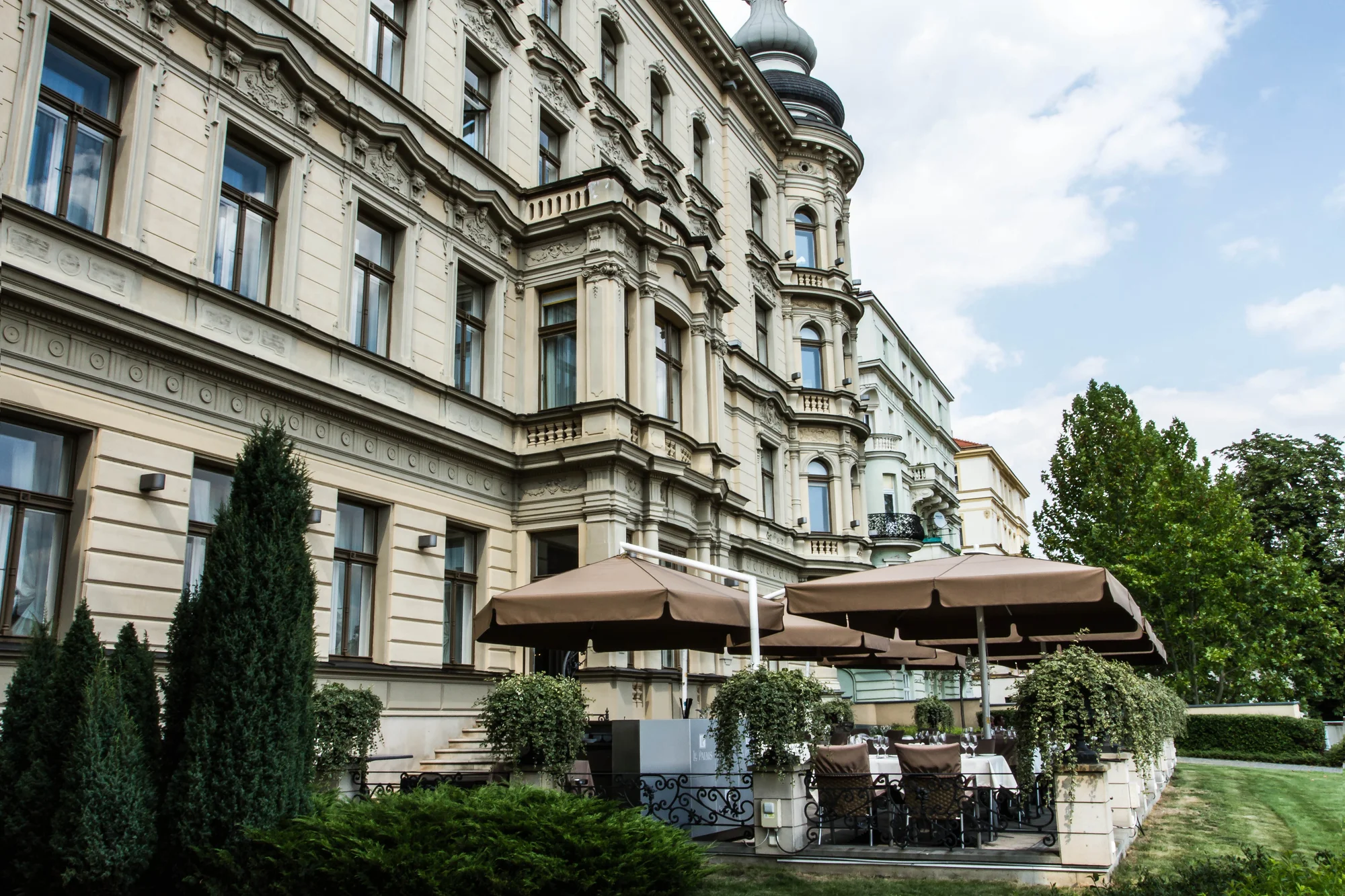 Luxusní 5* odpočinek v centru Prahy: historický hotel se snídaněmi i wellness
