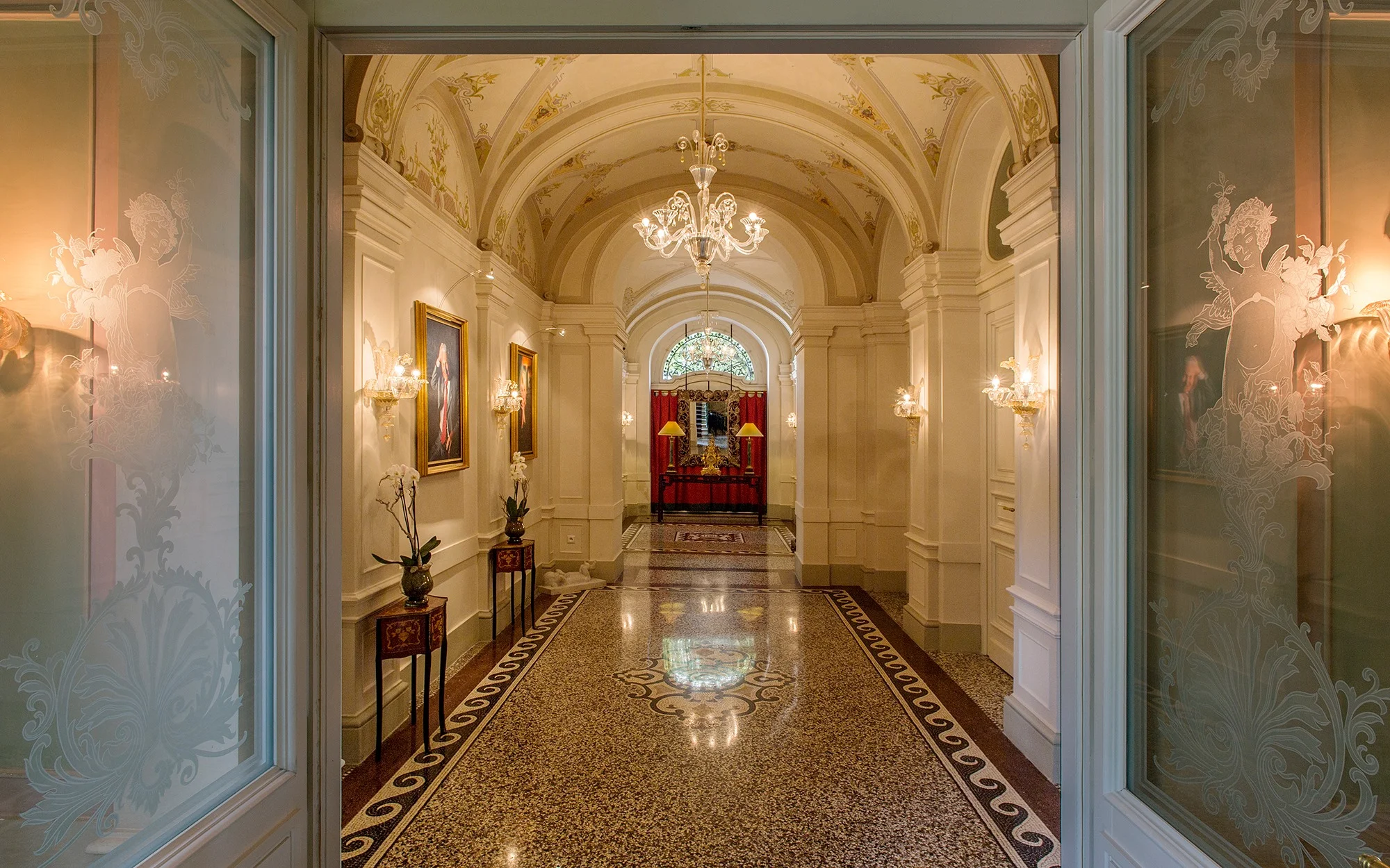 Luxusní 5* odpočinek v centru Prahy: historický hotel se snídaněmi i wellness