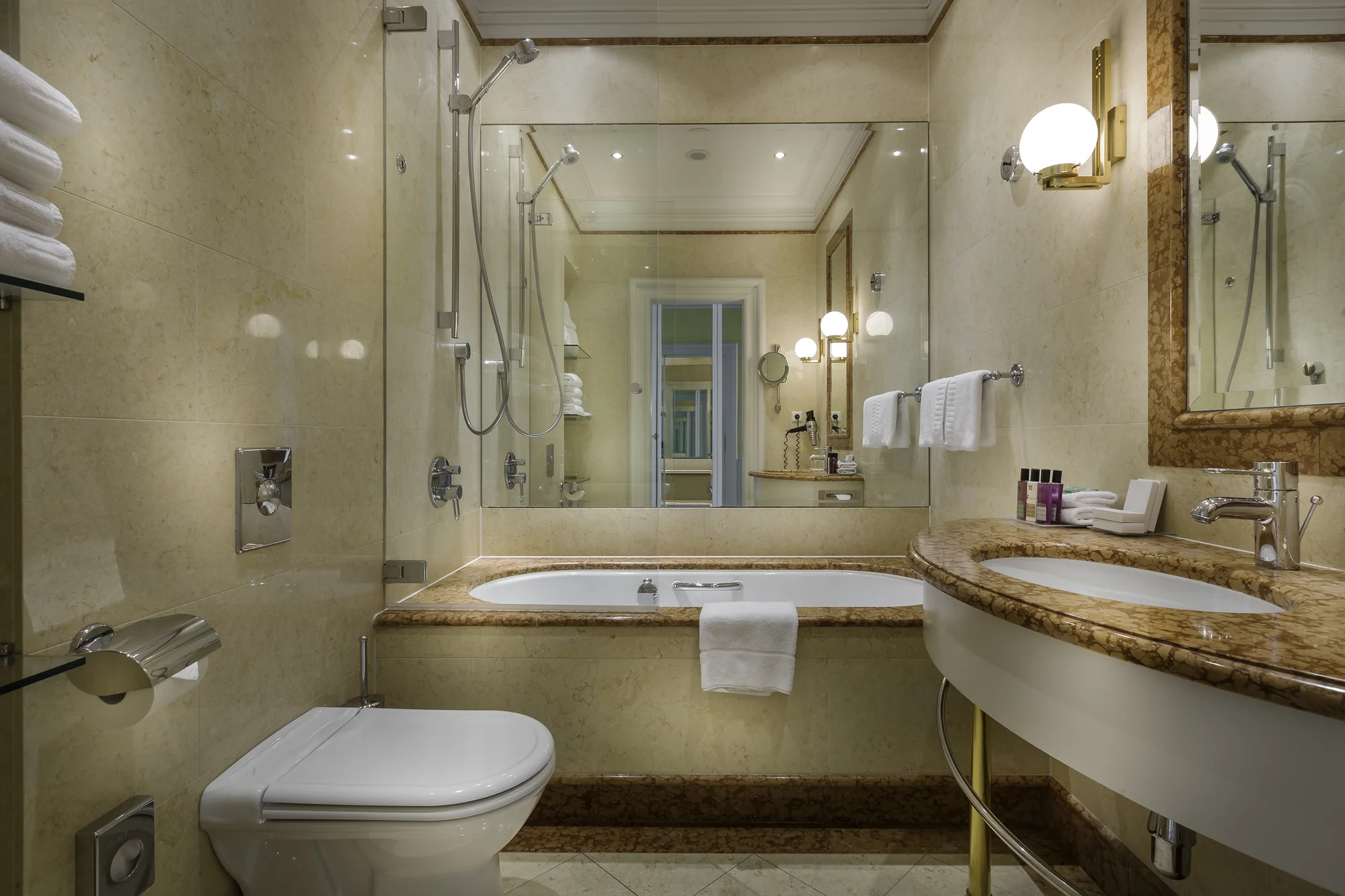 Luxusní 5* odpočinek v centru Prahy: historický hotel se snídaněmi i wellness