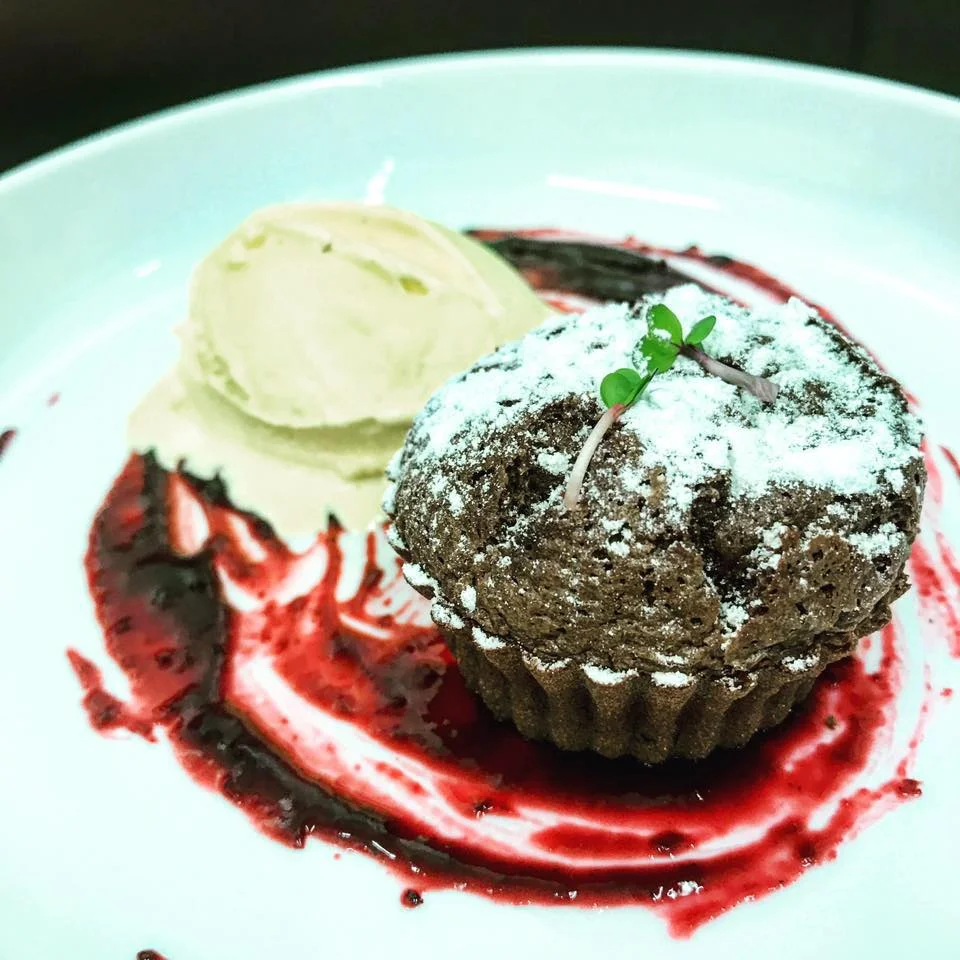 Tříchodové menu pro 2 osoby U Nouzů: kulajda, vepřová kotleta i čokoládový dortík
