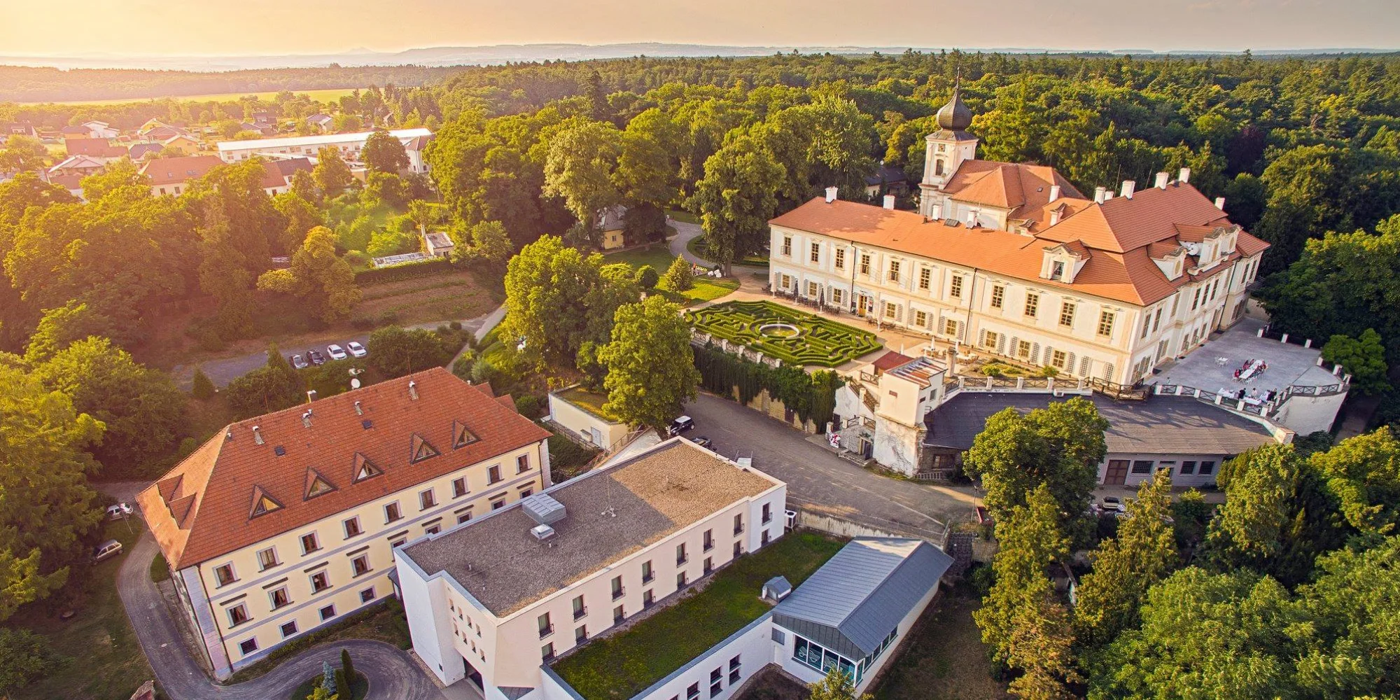 Zámecký pobyt: park s unikátním labyrintáriem, polopenze i bazén a sauna