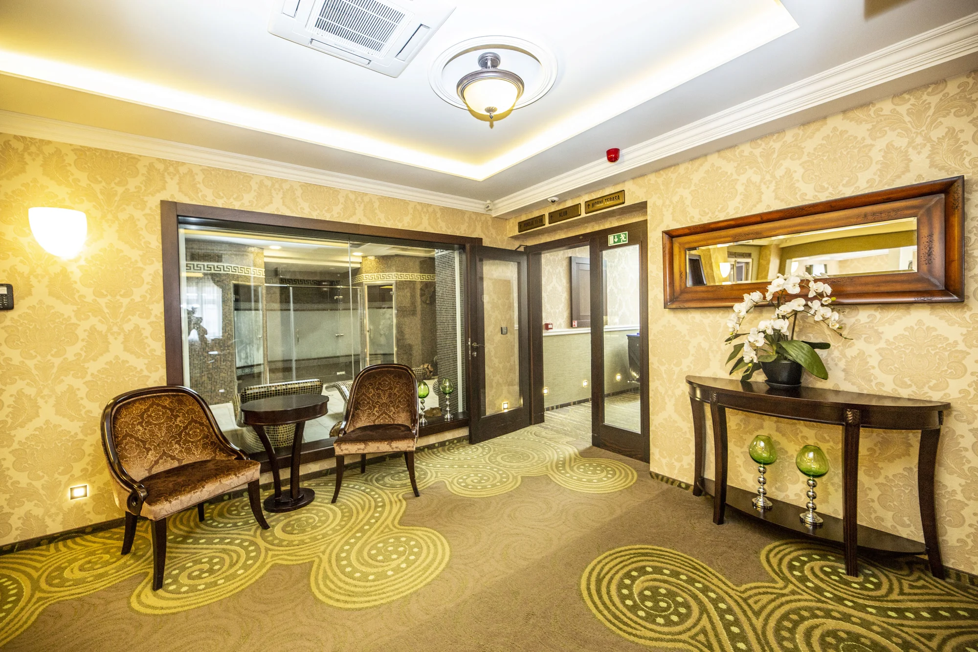 Pobyt ve 4* hotelu ve Varech: skvělé jídlo, masáž, wellness i vlastní kinosál