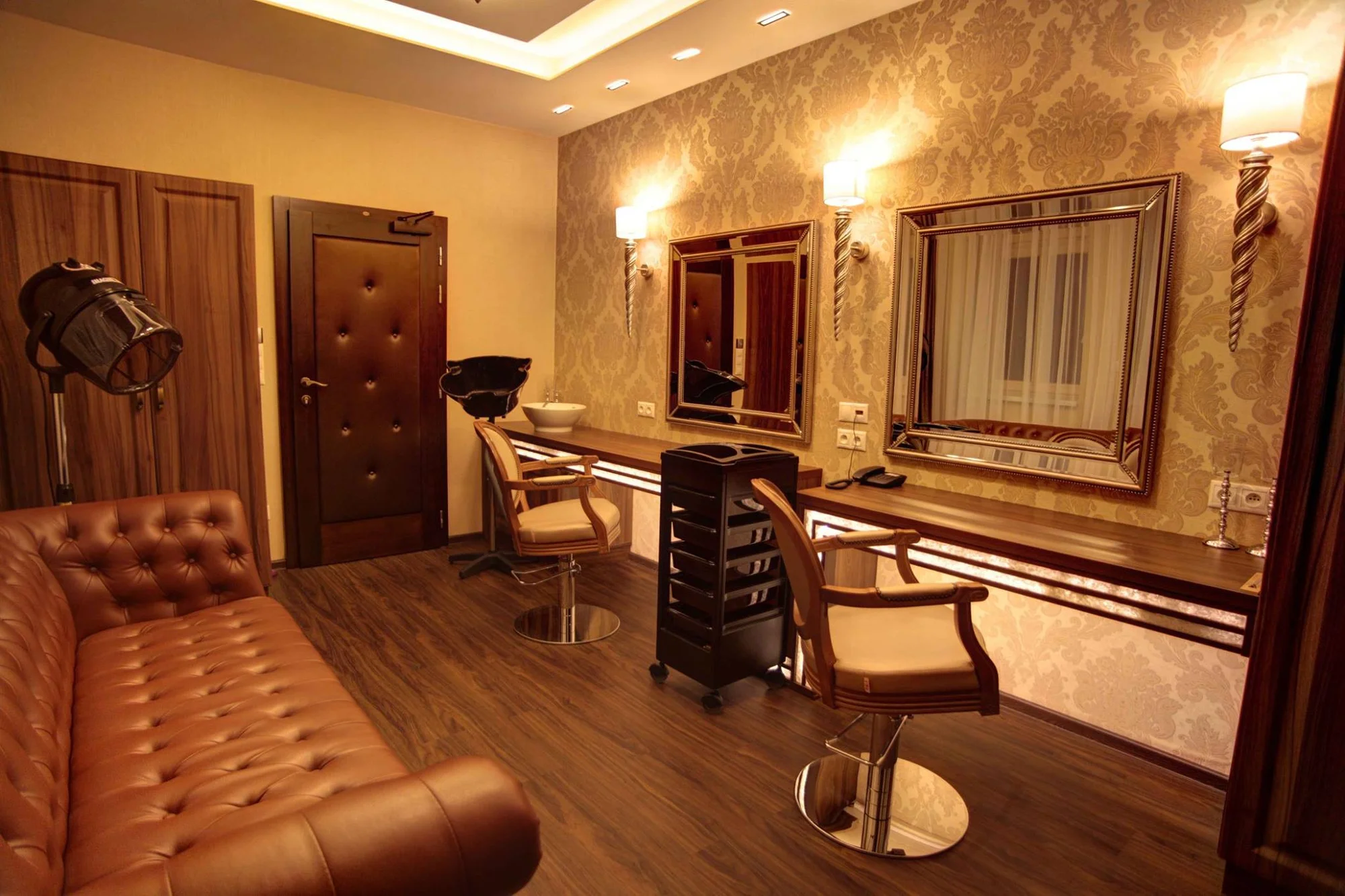 Pobyt ve 4* hotelu ve Varech: skvělé jídlo, masáž, wellness i vlastní kinosál