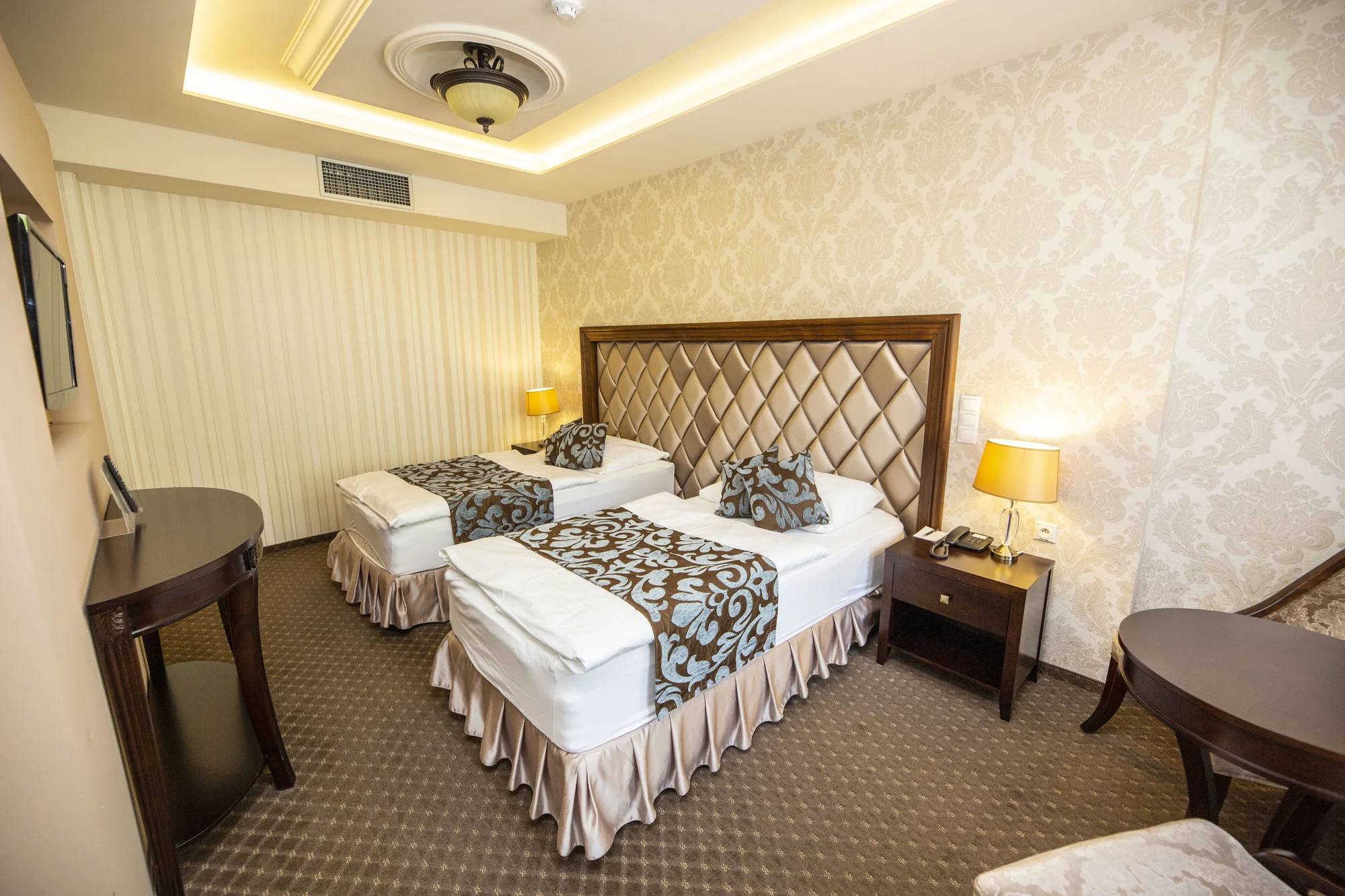 Pobyt ve 4* hotelu ve Varech: skvělé jídlo, masáž, wellness i vlastní kinosál