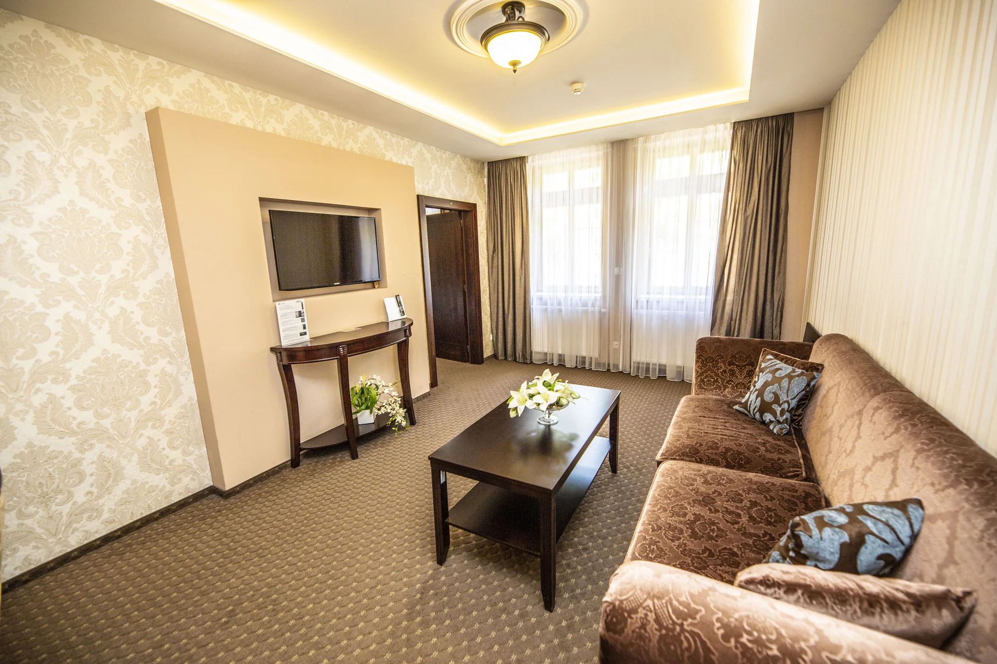Pobyt ve 4* hotelu ve Varech: skvělé jídlo, masáž, wellness i vlastní kinosál