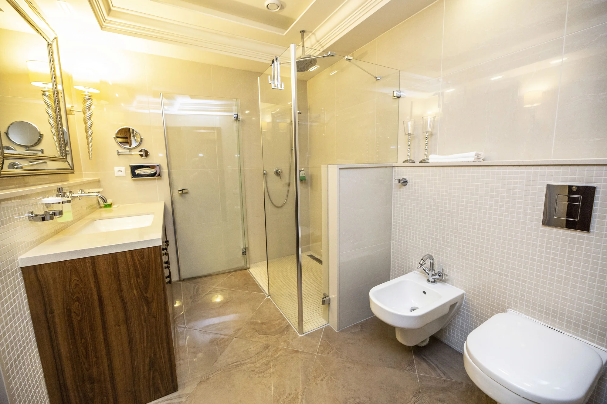 Pobyt ve 4* hotelu ve Varech: skvělé jídlo, masáž, wellness i vlastní kinosál