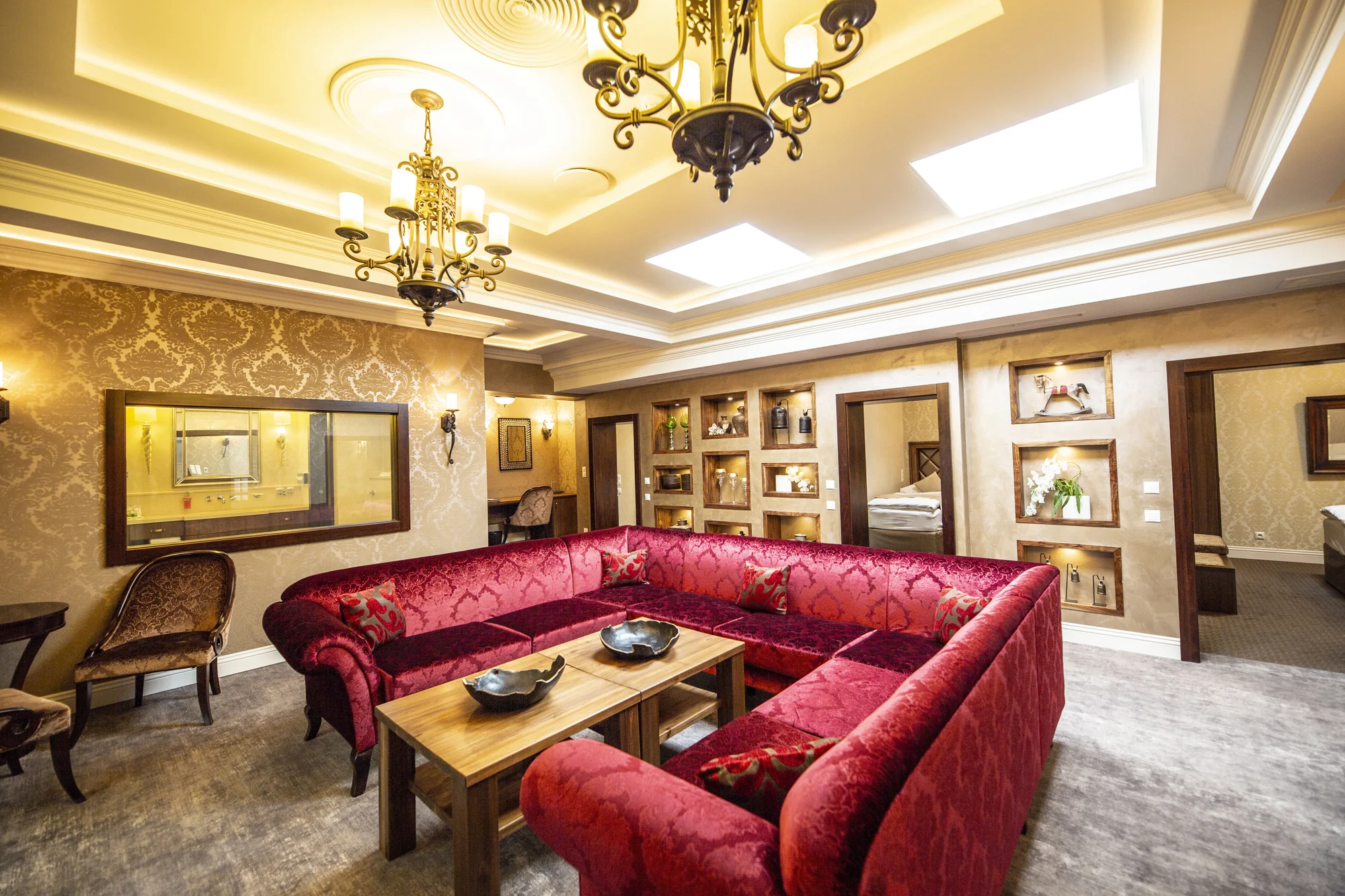 Pobyt ve 4* hotelu ve Varech: skvělé jídlo, masáž, wellness i vlastní kinosál