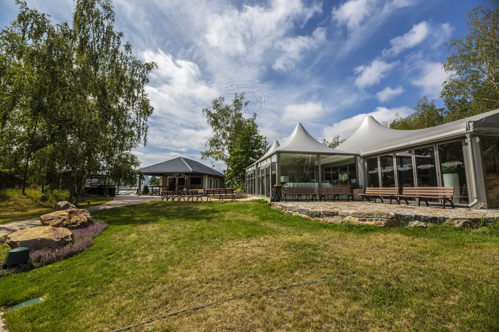 Pobyt ve 4* hotelu ve Varech: skvělé jídlo, masáž, wellness i vlastní kinosál
