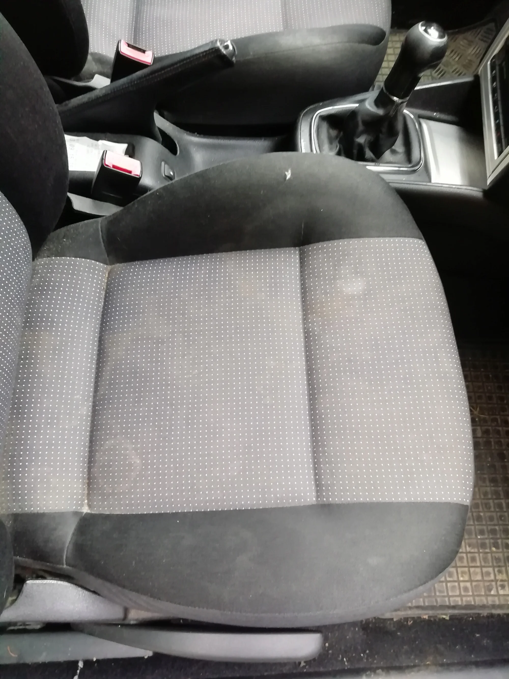 Mobilní čištění interiéru vozidla i tepování či dezinfekce ozónem
