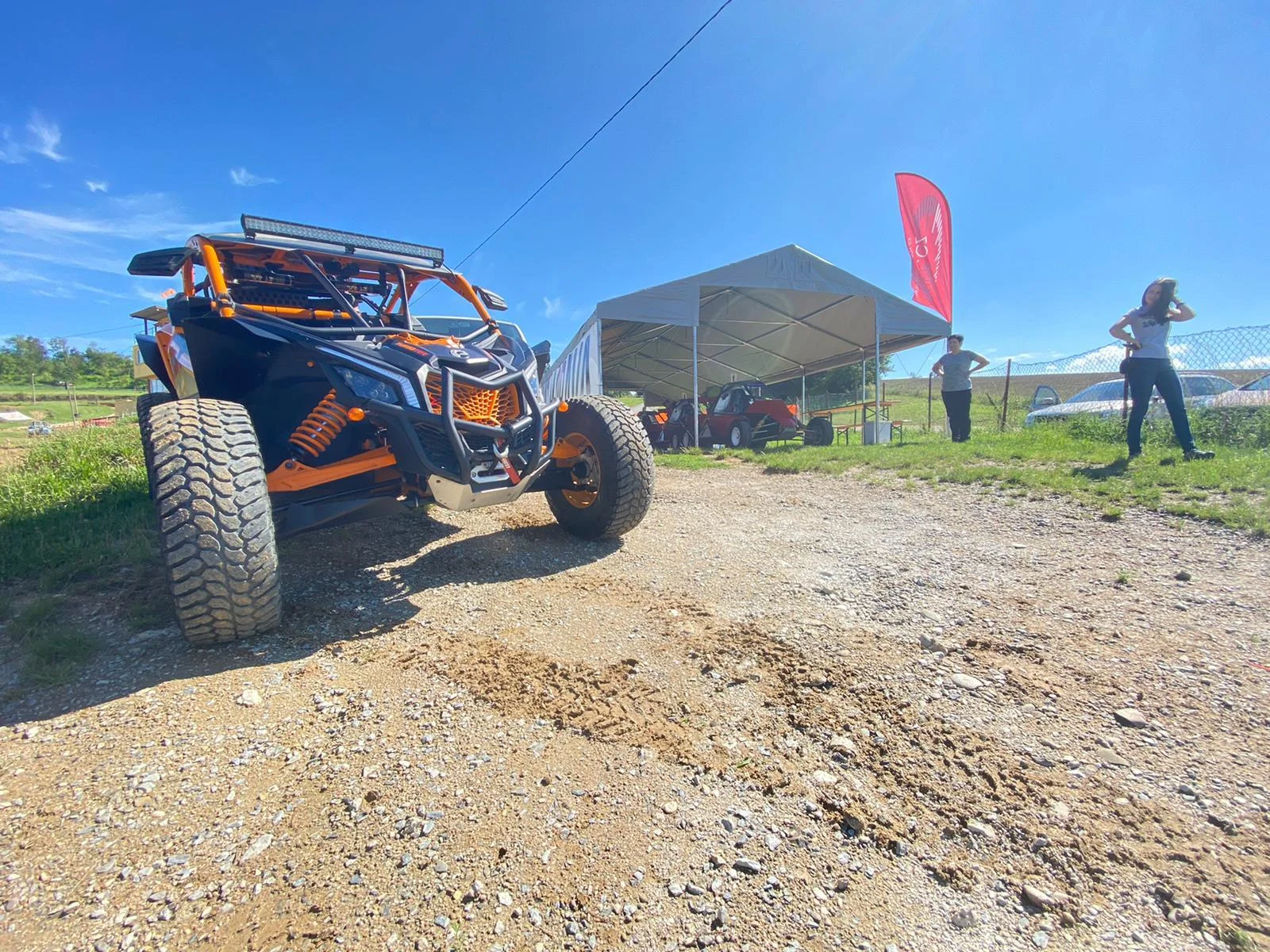 Jízda v dakarské buggy Can-Am Maverick na terénní trati: spolujezdec či řidič
