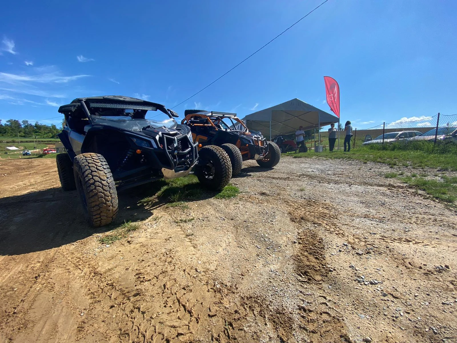 Jízda v dakarské buggy Can-Am Maverick na terénní trati: spolujezdec či řidič