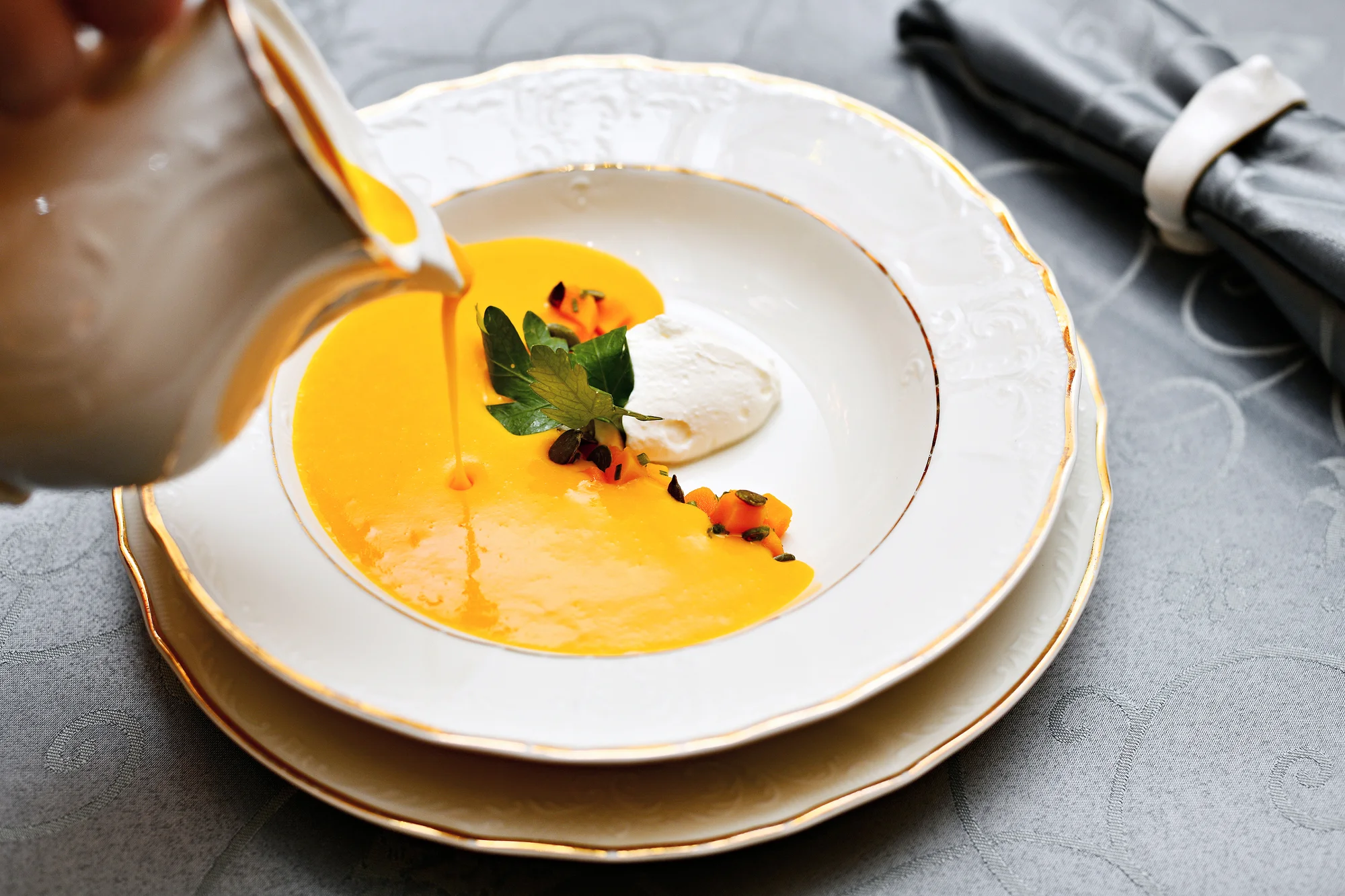 3–5chod. menu dle výběru pro 2 v Grandhotelu Bohemia: konfitované kachní prso, pstruh i dort