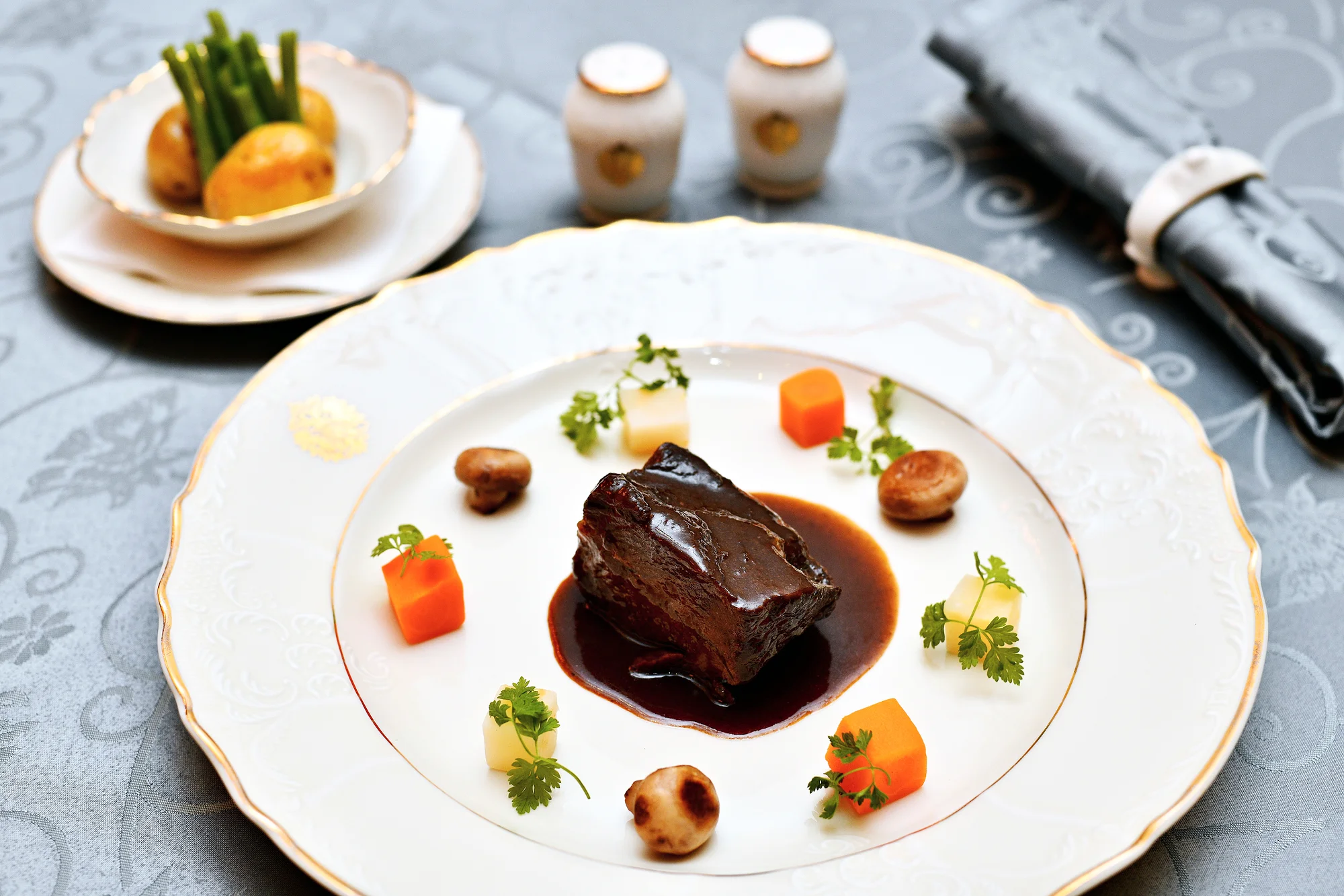 3–5chod. menu dle výběru pro 2 v Grandhotelu Bohemia: konfitované kachní prso, pstruh i dort