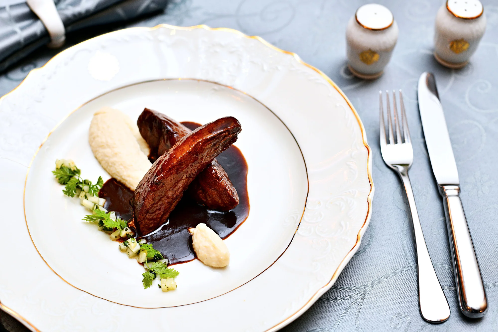3–5chod. menu dle výběru pro 2 v Grandhotelu Bohemia: konfitované kachní prso, pstruh i dort