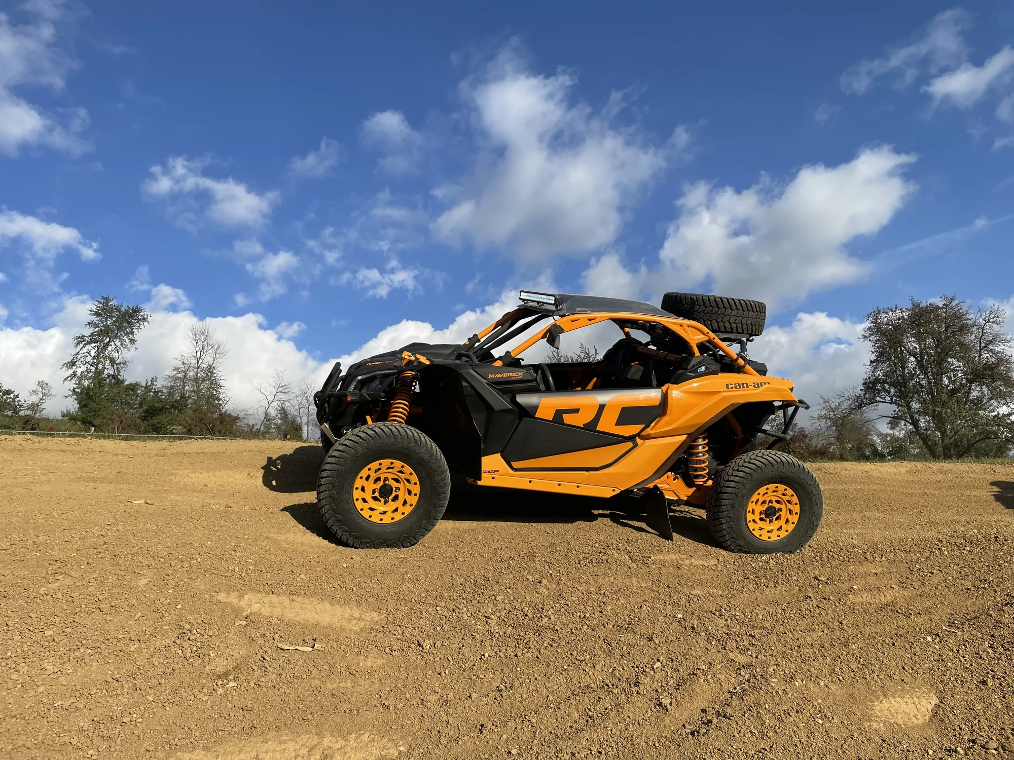 Jízda v dakarské buggy Can-Am Maverick na terénní trati: spolujezdec či řidič