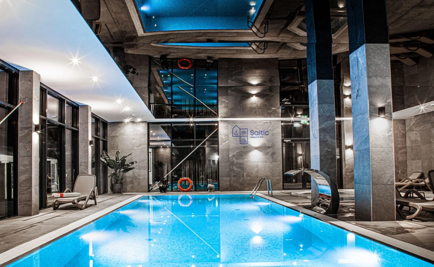 Dovolená u Baltu pro páry i rodiny: moderní resort s wellness, bazénem a jídlem, 5 min. od pláže