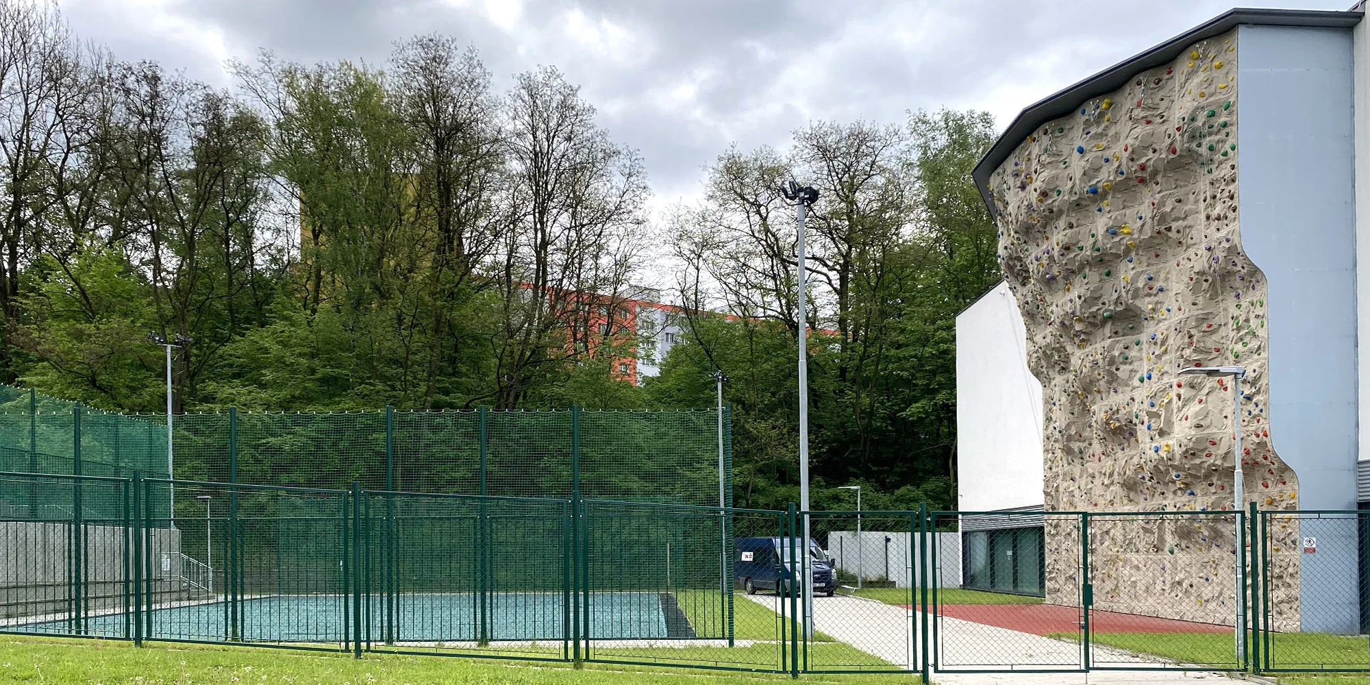 Vstup na venkovní lezeckou stěnu včetně zapůjčení vybavení i permanentky