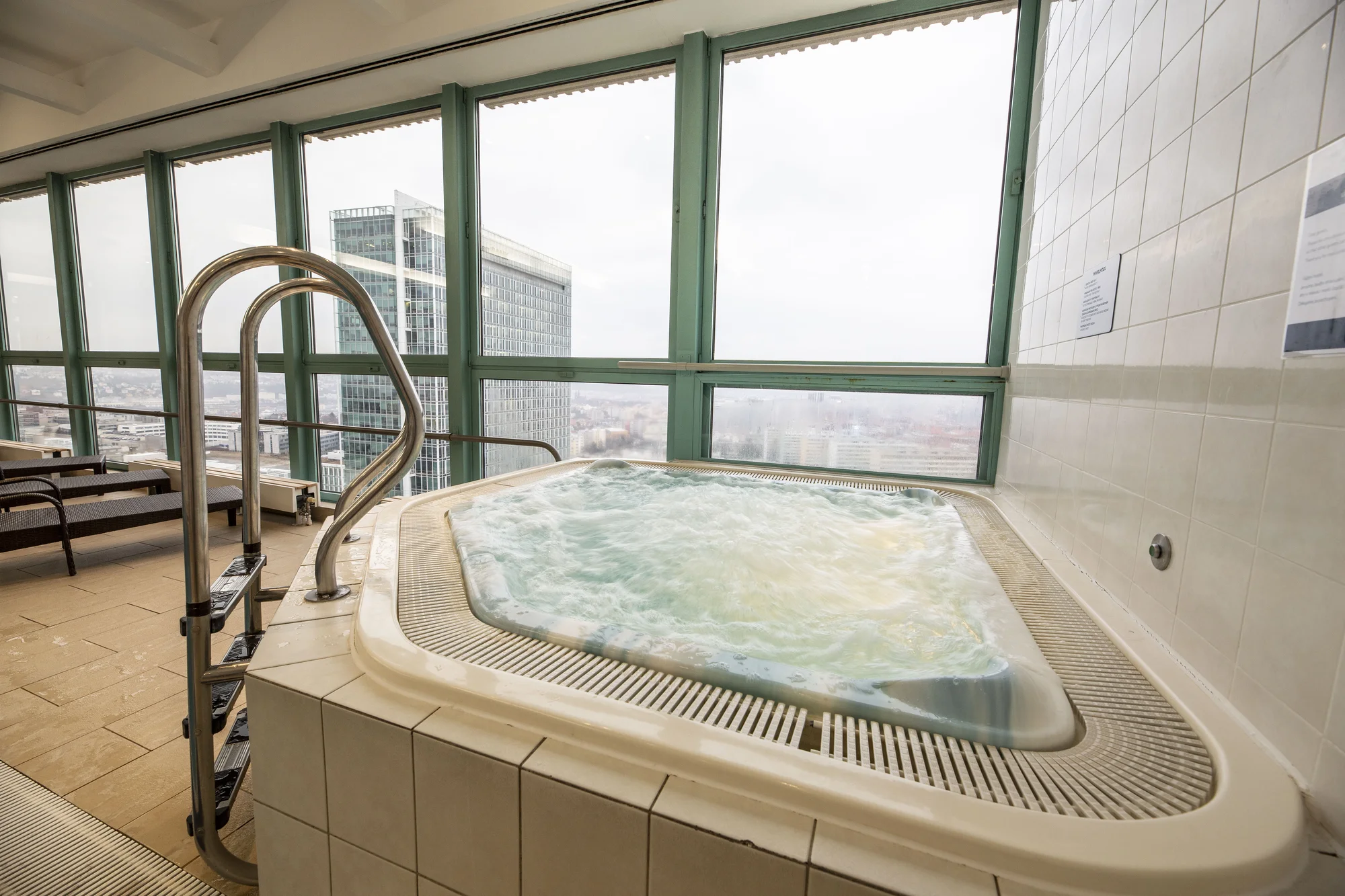 2,5 hodiny ve wellness hotelu Panorama: bazén, sauna, vířivka a božský výhled
