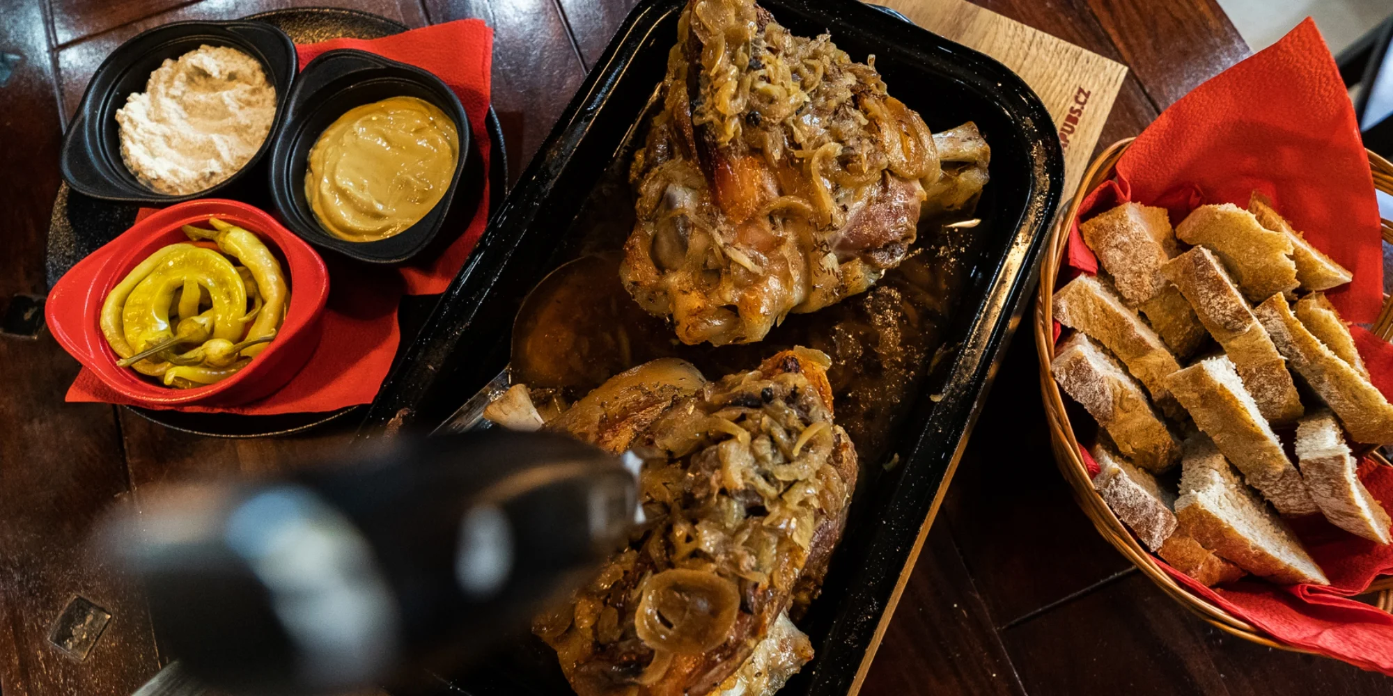 Jedno nebo dvě pomalu pečená kolena i s velkými pivy Pilsner Urquell