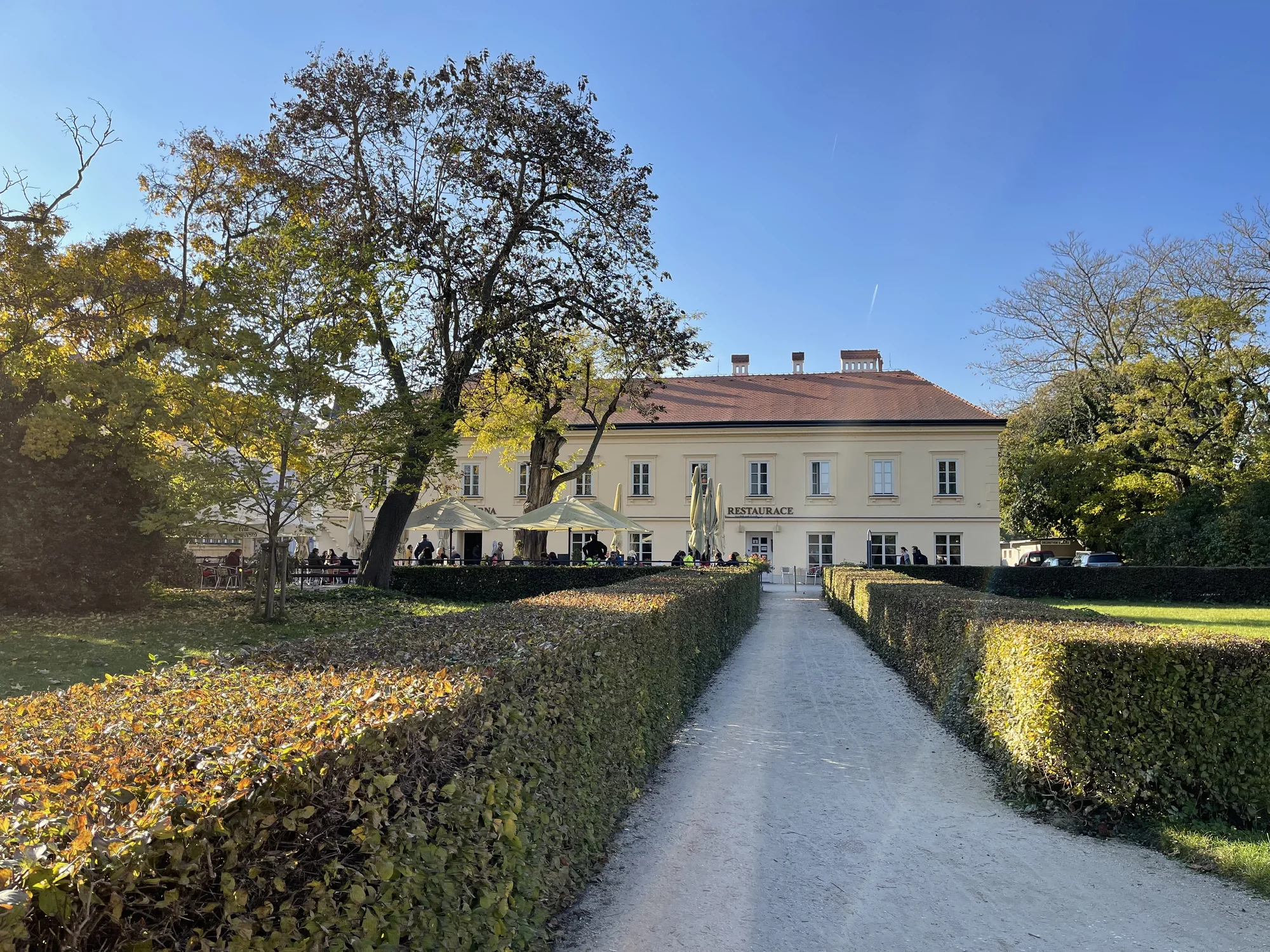 Dovolená v Zámeckém hotelu Lednice: terasa s výhledem na zámek, snídaně či polopenze a víno