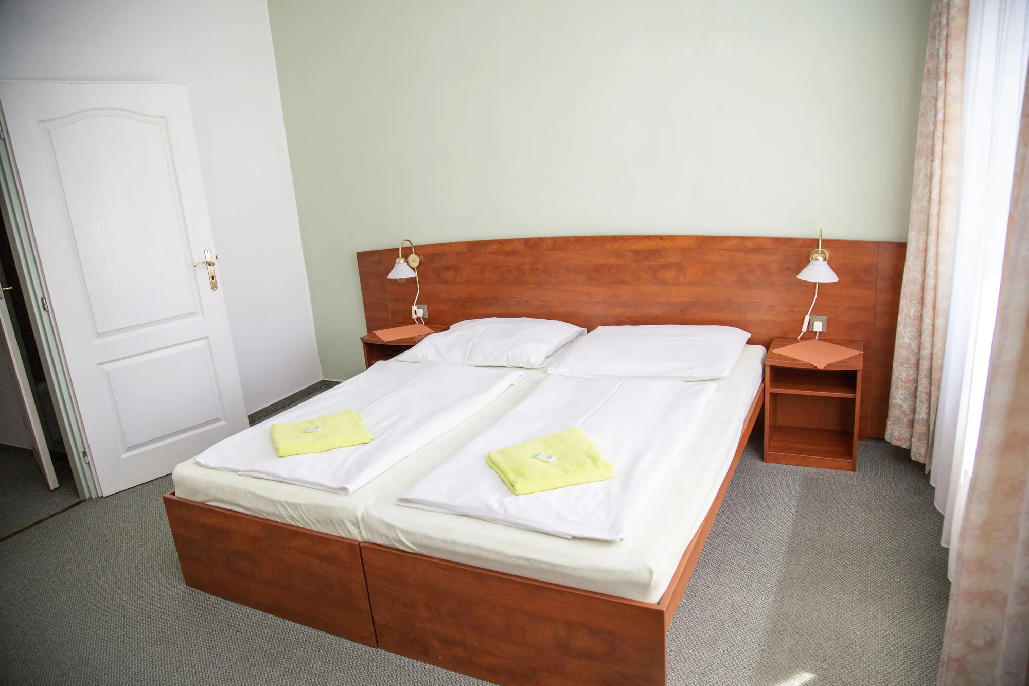 Krásná dovolená v historických Klatovech: hotel se snídaní a neomezený vstup do wellness