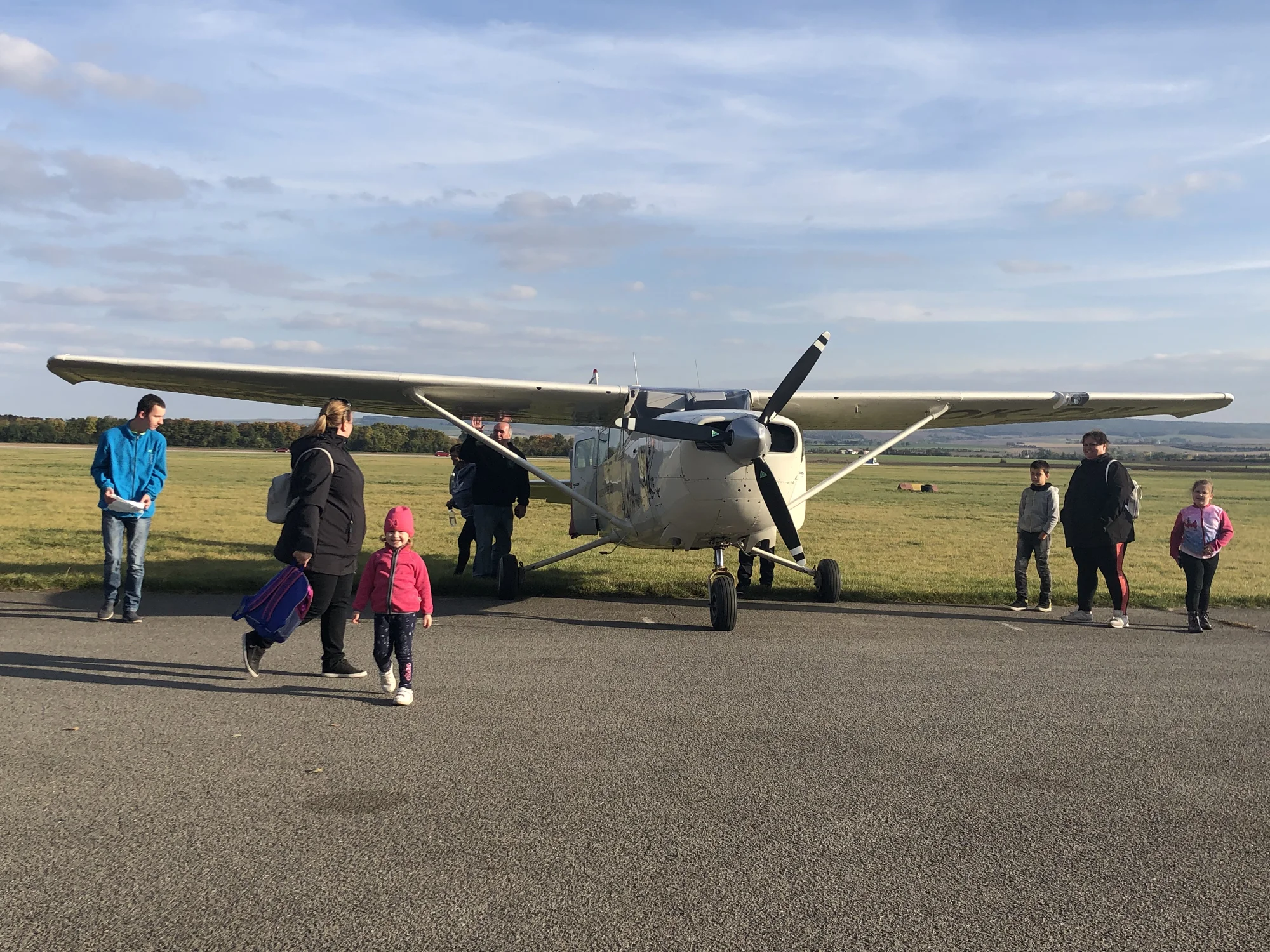 Vzneste se a kochejte se: vyhlídkový let v letadle Cessna 207 nad propastí Macocha