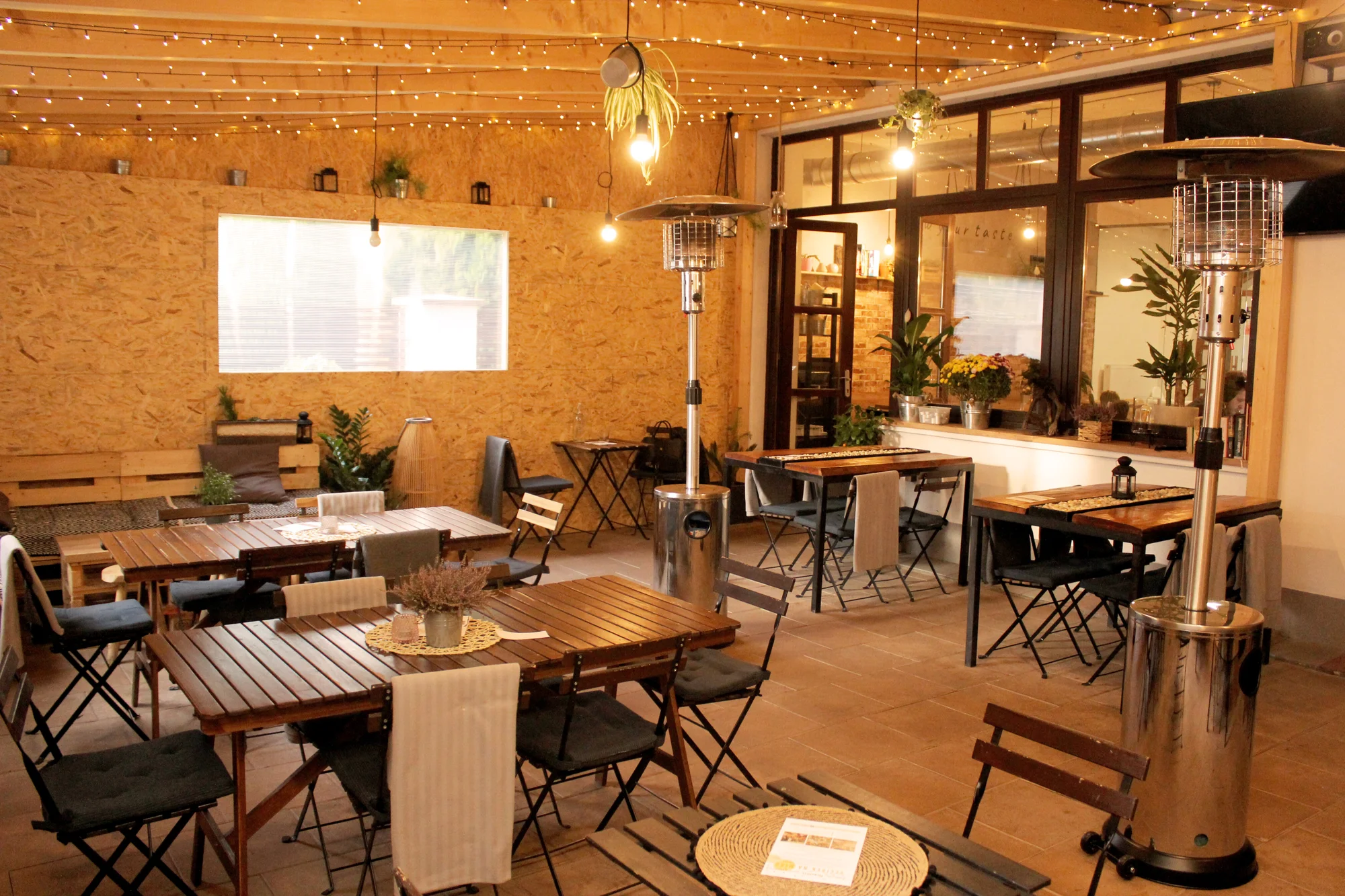 4chodové menu v moderní restauraci: tatarák, kulajda, panenka sous vide a cheesecake