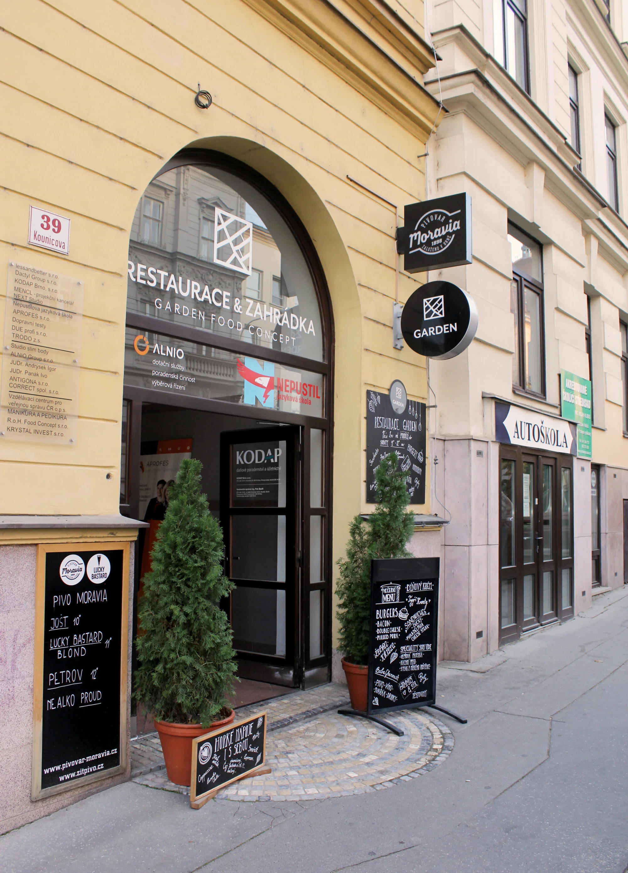 4chodové menu v moderní restauraci: tatarák, kulajda, panenka sous vide a cheesecake