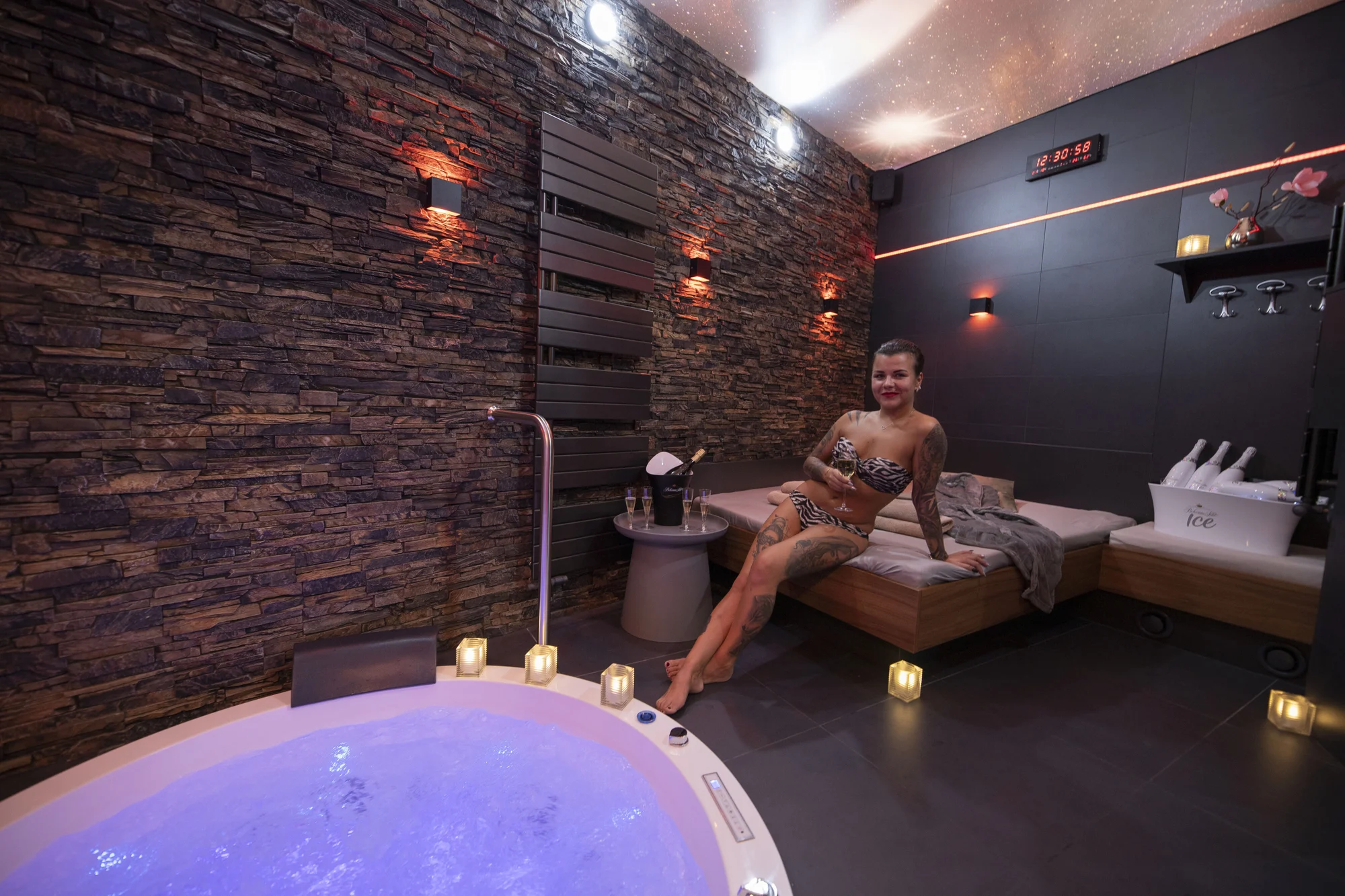 Balíčky plné romantiky pro dva: tříchodová večeře i s lahví sektu a privátním wellness