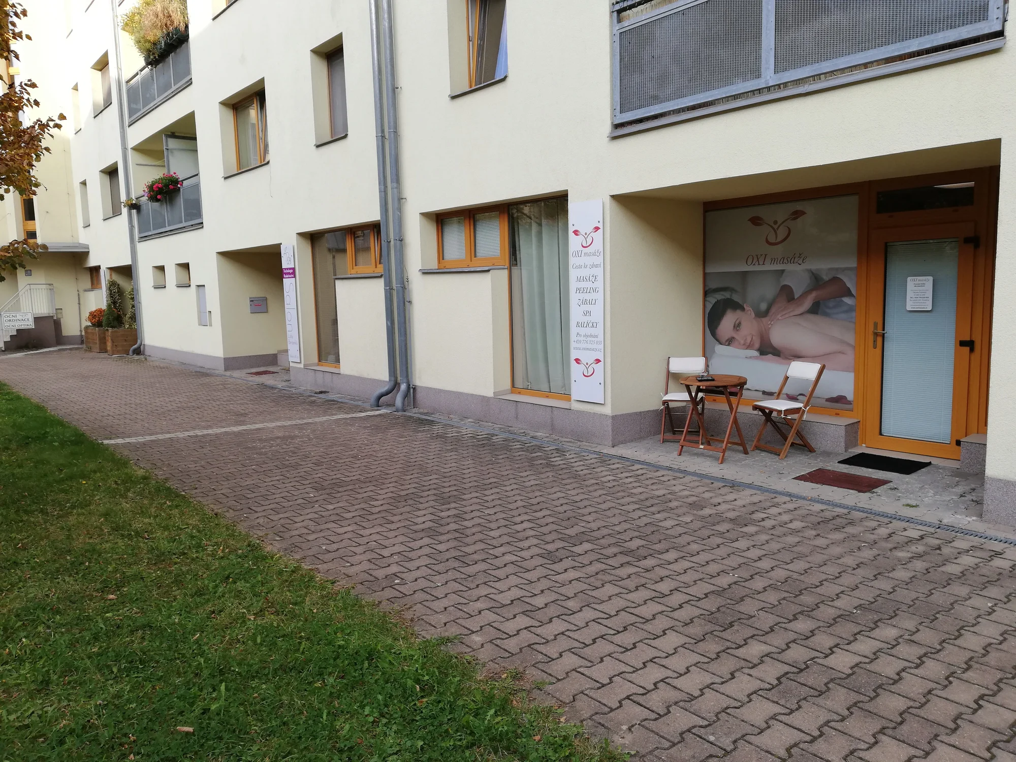 2,5 hodiny hýčkání: relaxační masáž zad a šíje, masáž rukou i kosmetické ošetření