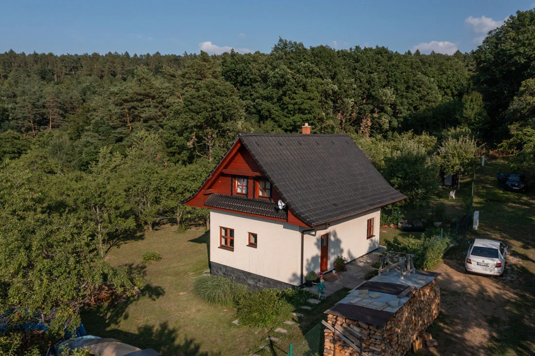 Pobyt v komfortní chatě vč. neomezeného využití wellness sudu s minerální vodou, terasou a grilem pro 2 až 8 osob