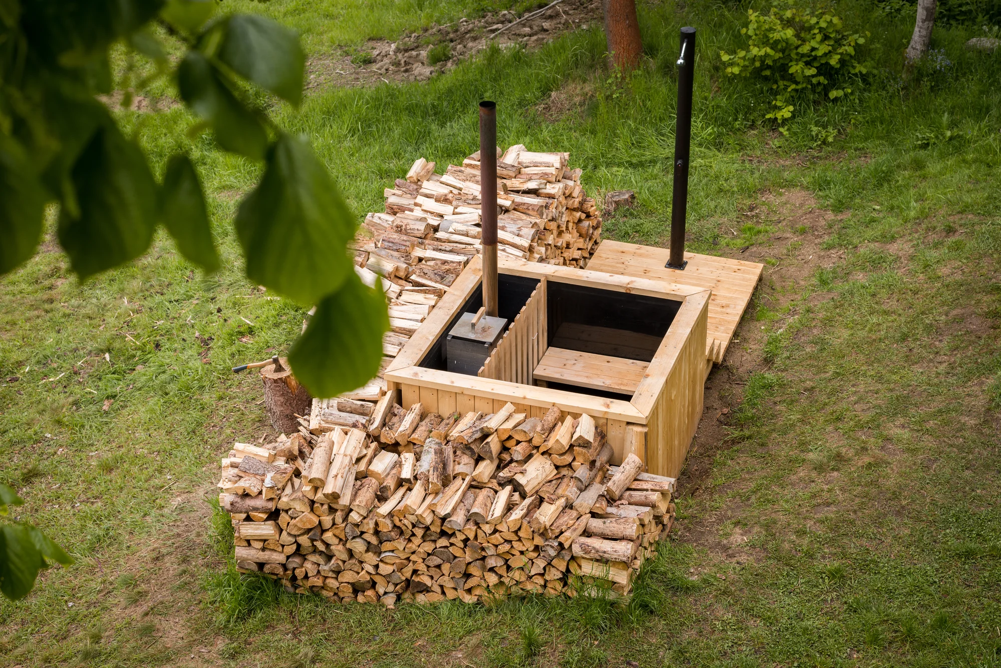 Netradiční pobyt na stromě: treehouse na Vysočině, vyhřívaný koupací sud i lahev vína
